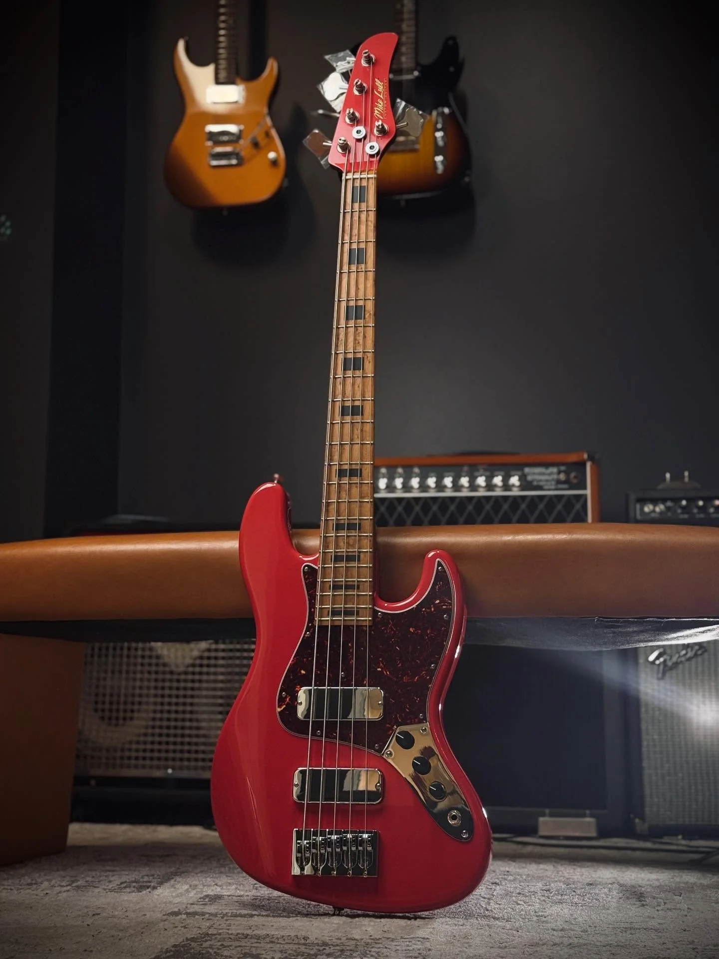 Custom-Ordered JT5 in Fiesta Red 🔥🔥🔥🔥🔥

#mikelull #mikelullcustomguitars #mikelulljt5 #bassesofinstagram #boutiqueguitars