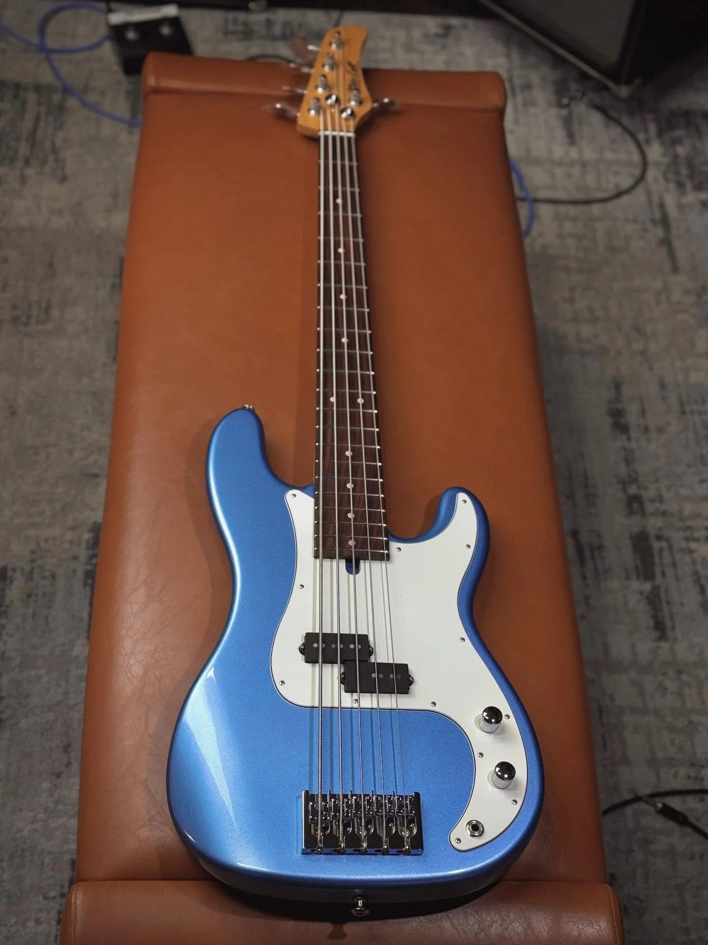 Just finishing up this Faded Pelham Blue P5 💙💙🔥🔥. Alder Body. Maple Neck. Indian Rosewood Fretboard. Lull/Duncan P5 Pickup. 34&rdquo; Scale. 1.75&rdquo; Nut Width. DELICIOUS.

(Available Soon)

#mikelull #mikelullbass #mikelullcustomguitars #notr