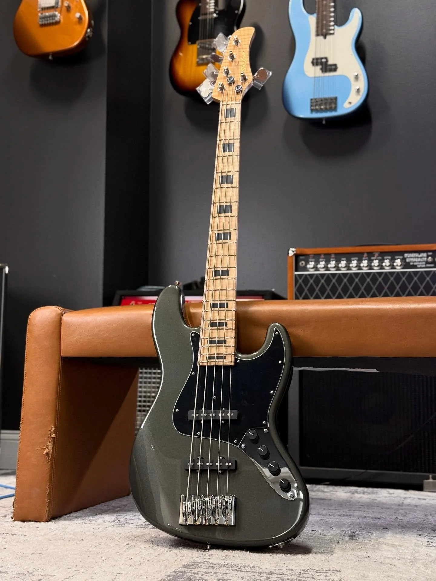 Just finishing up this M5V in Porsche Aventurine Green 💚💚🖤🖤 Swamp Ash Body. Roasted Flamed Maple Neck and Fretboard (black blocks). Humcancelling Lull/Duncan Jazz Pickups. Bartolini NTBT Preamp. 35&rdquo; Scale. MEAAAAN 🔥🔥🔥🔥

(Available Soon)