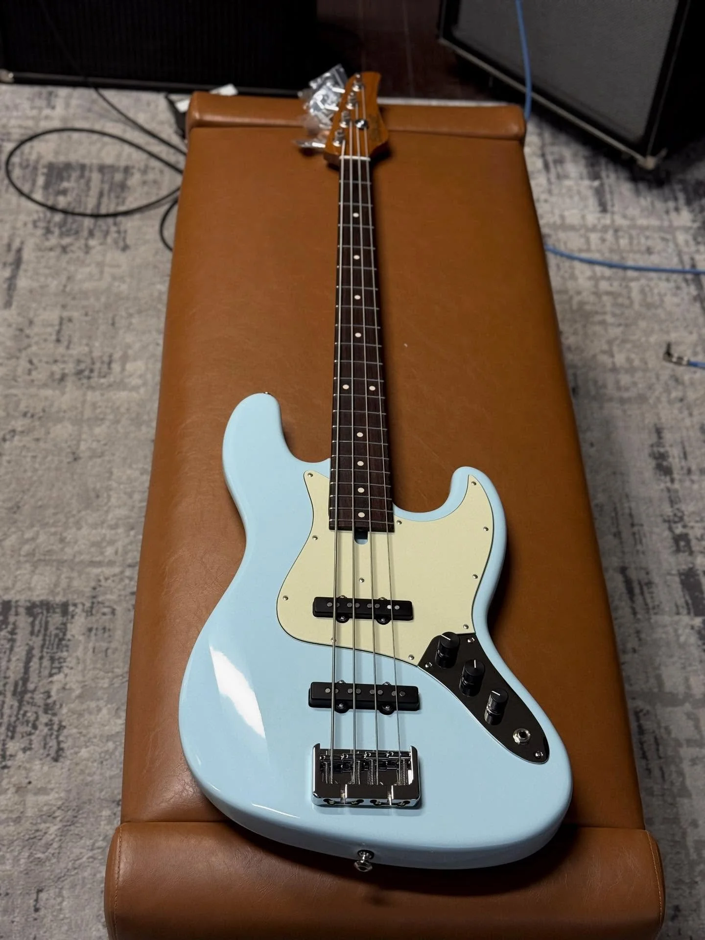 Just finishing up this V4 Custom in Vintage Sonic Blue 🩵🩵🔥🔥 Roasted Alder Body. Roasted Maple Neck. Indian Rosewood Fretboard. Mike Lull Hand-Wound Jazz Pickups. Hipshot B Style Bridge and Ultralite Tuners. Just incredible. 

(Available Soon)

#m