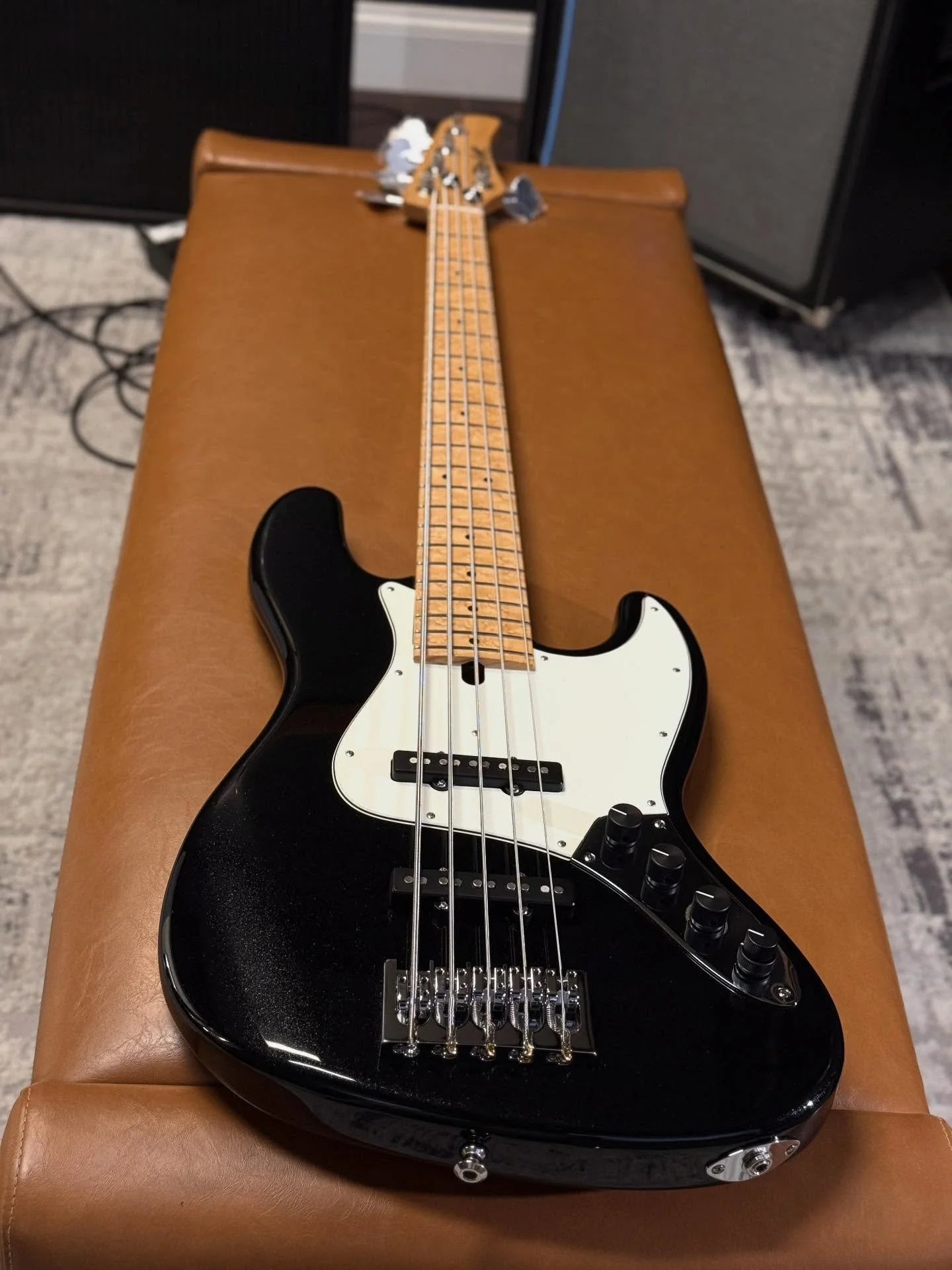 Finishing up this incredible M5V in Black Pearl 🖤🖤✨✨ Swamp Ash Body. 5A Birdseye Maple Fretboard. Hand-Wound Mike Lull Jazz Pickups. @trickfishamps IPA Preamp. Beautiful 🔥🔥🔥

(Available Soon)

#mikelull #mikelullbass #jazzbass #mikelullm5v #bass