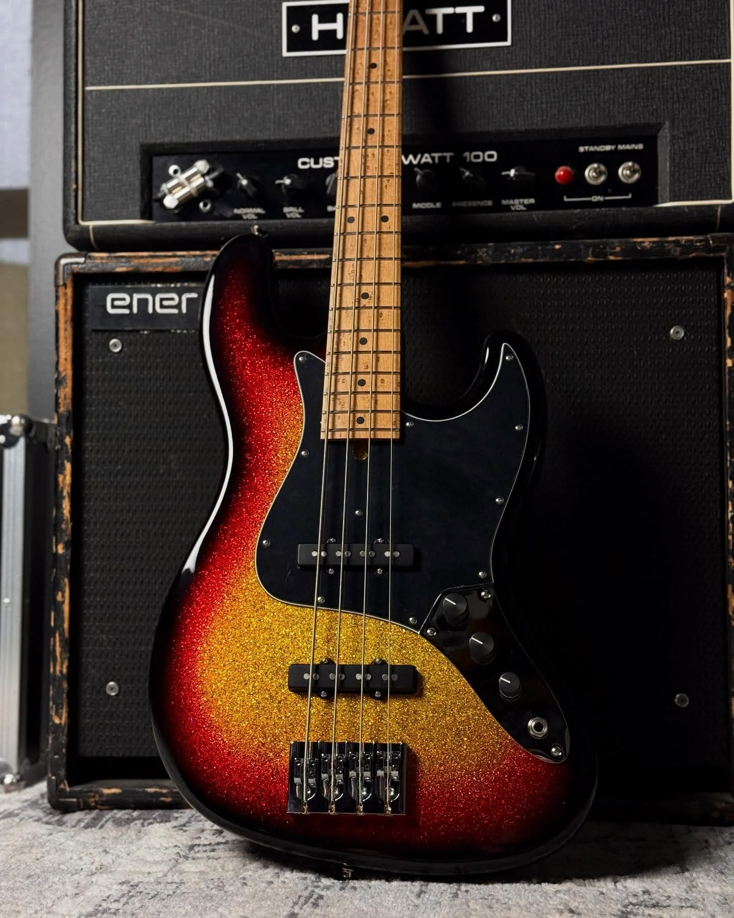 Just dropped these two beauties on the site 🔥🔥🖤🖤✨✨

(Link in Bio)

#mikelull #mikelullcustomguitars #mikelullbass #jazzbass #bassesofinstagram