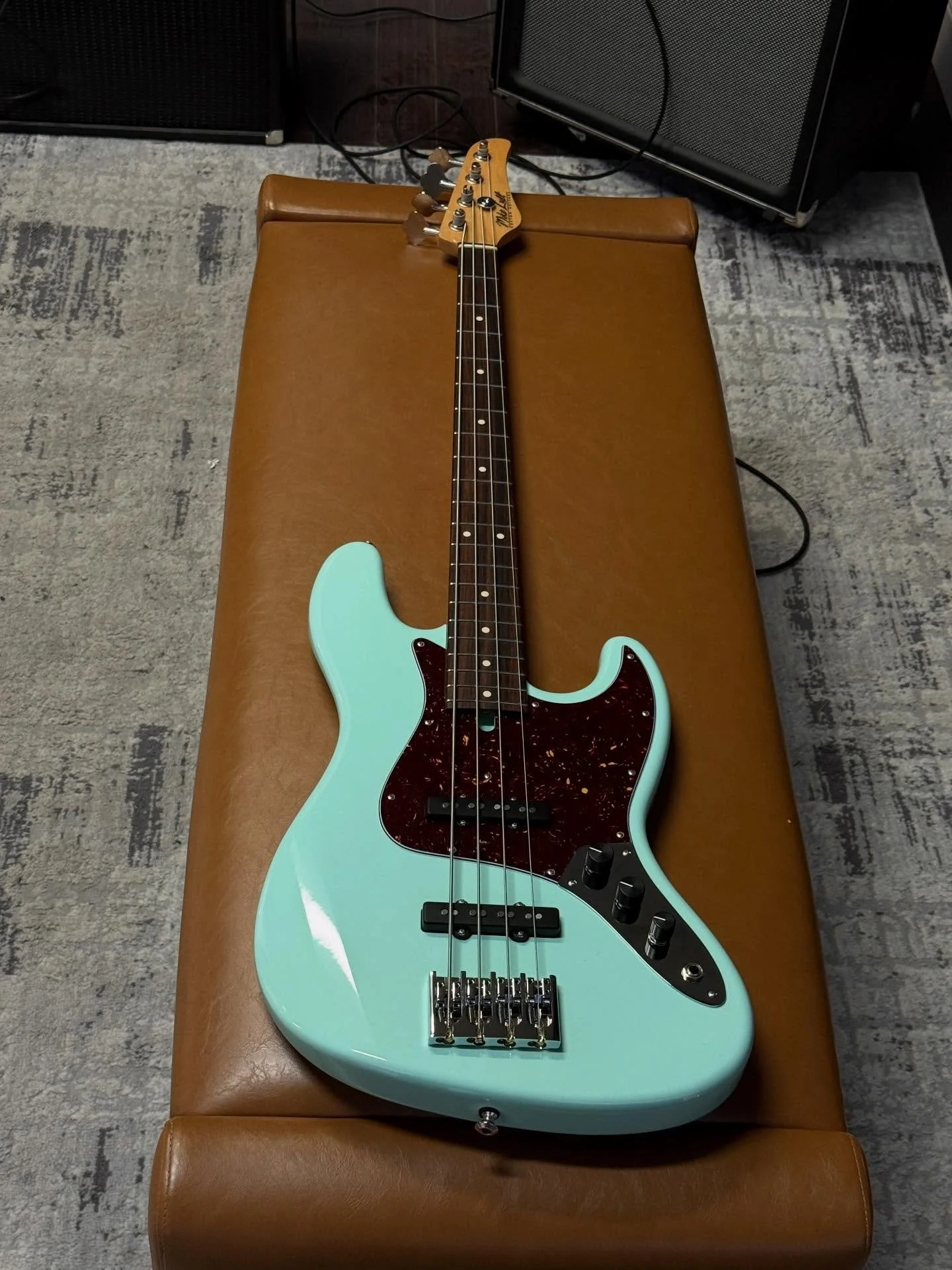 CERTIFIED PREOWNED:  Today we have an incredible V4 in Surf Green 🏄&zwj;♂️🏄&zwj;♂️🌊🌊. One of my favorite combos, and just a total bread and butter set of specs. Alder Body. Maple Neck. Indian Rosewood Fretboard. Mike Lull Hand-Wound Jazz Pickups.