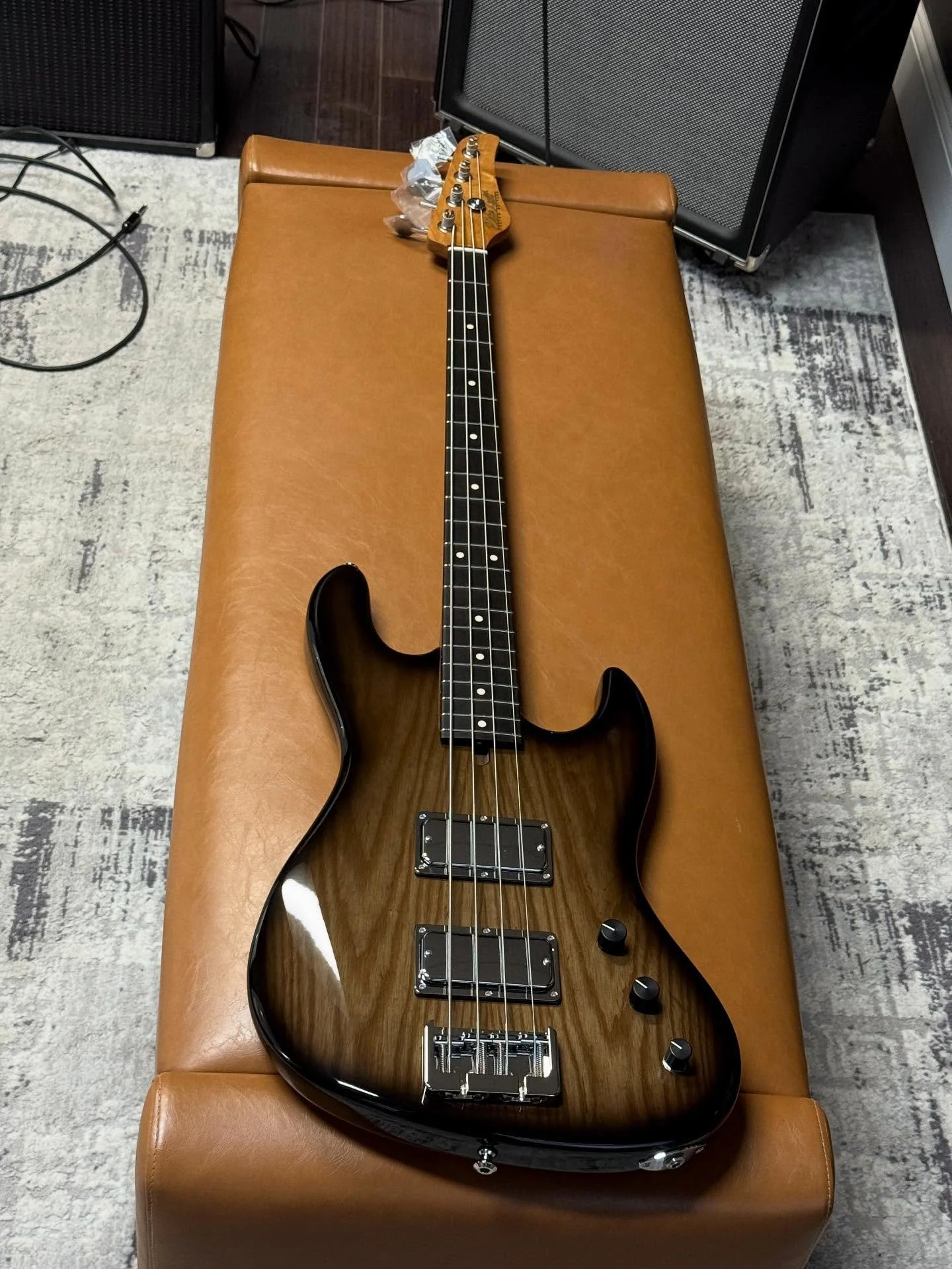 Just finishing up this incredible Black-Burst JT4 🖤🖤🔥🔥 Swamp Ash Body (chambered). Roasted Maple Neck. Ebony Fretboard. Mike Lull Thunderbird Pickups. 7.8 lbs. RAD 🤘🤘

(Available Soon)