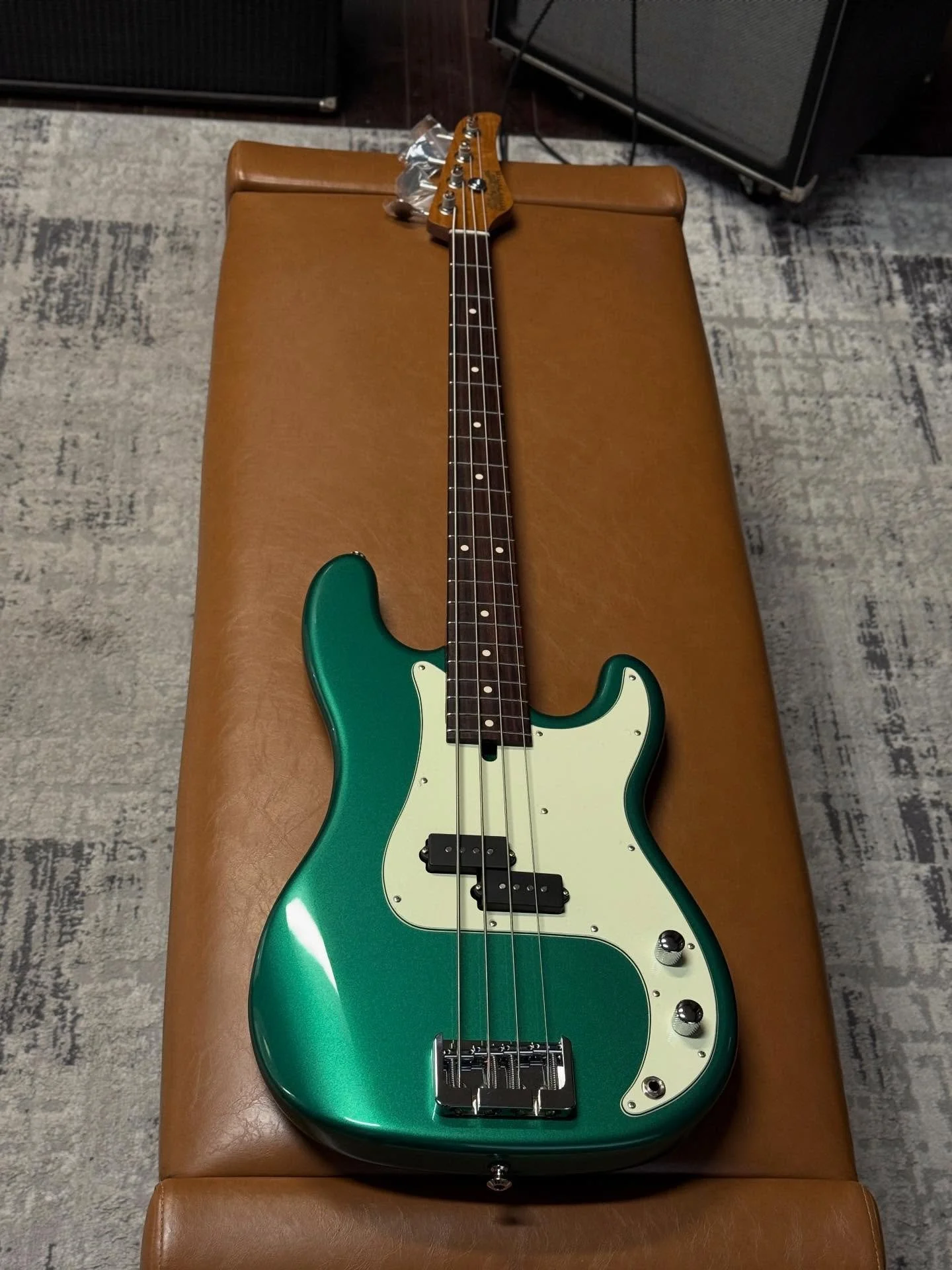 Just finishing up this P4 in Vintage Sherwood Green with a Mint Green guard 💚💚🔥🔥Alder Body. Roasted Maple Neck. Indian Rosewood Fretboard. Mike Lull Hand-Wound P Pickup. Hipshot B-Style Bridge. 7.6 lbs 🔥🔥🔥

(Available Soon)