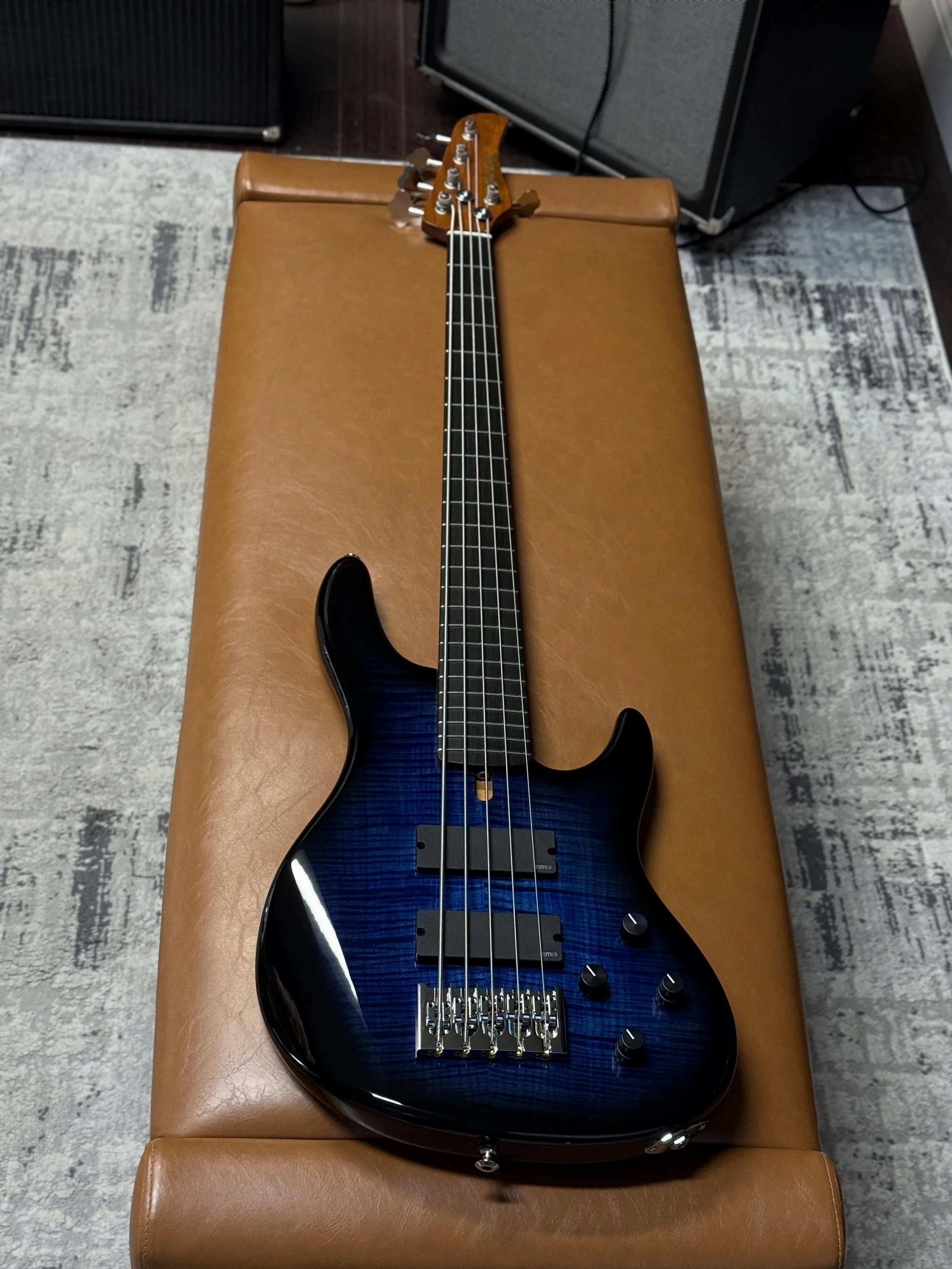 CERTIFIED PREOWNED *ONE-OFF* BBMF5:  Today we have a very special Bryan Beller Signature model (BBMF5) in Black/Blue Burst 🖤🖤💙💙

Specs: 
Solid Alder Body
Flamed Maple Top
Black-Blue Burst Finish
Roasted Maple Neck
Ebony Fretboard
34&rdquo; Scale
