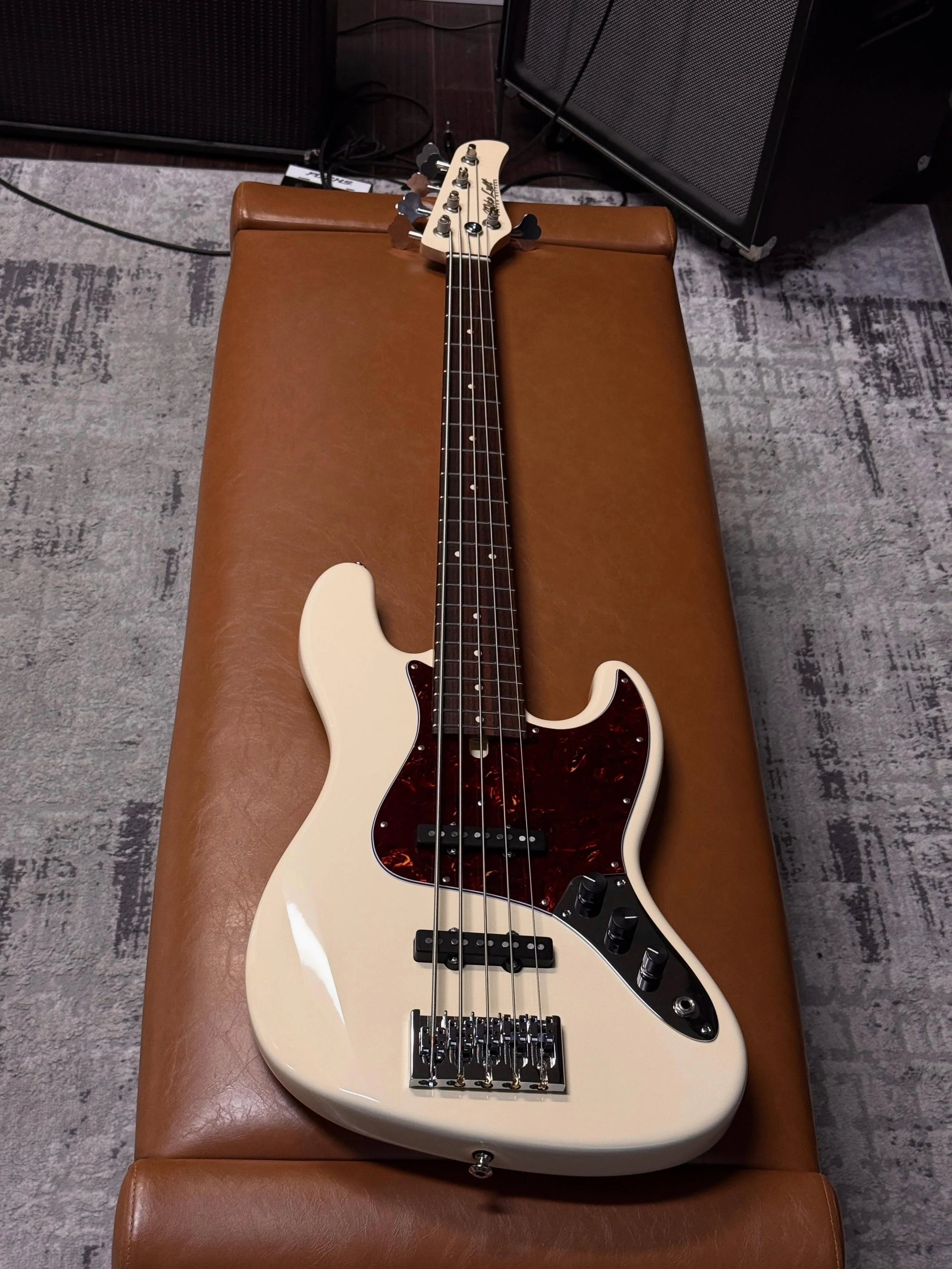 CERTIFIED PREOWNED:  Today we have a killer V5 in Aged Olympic White 🔥🔥🔥 Alder Body, Maple Neck, Indian Rosewood Fretboard, Matching Headstock, Mike Lull Hand-Wound Jazz Pickups, Hipshot Hardware 1.75&rdquo; Nut Width and a 34&rdquo; Scale. Please