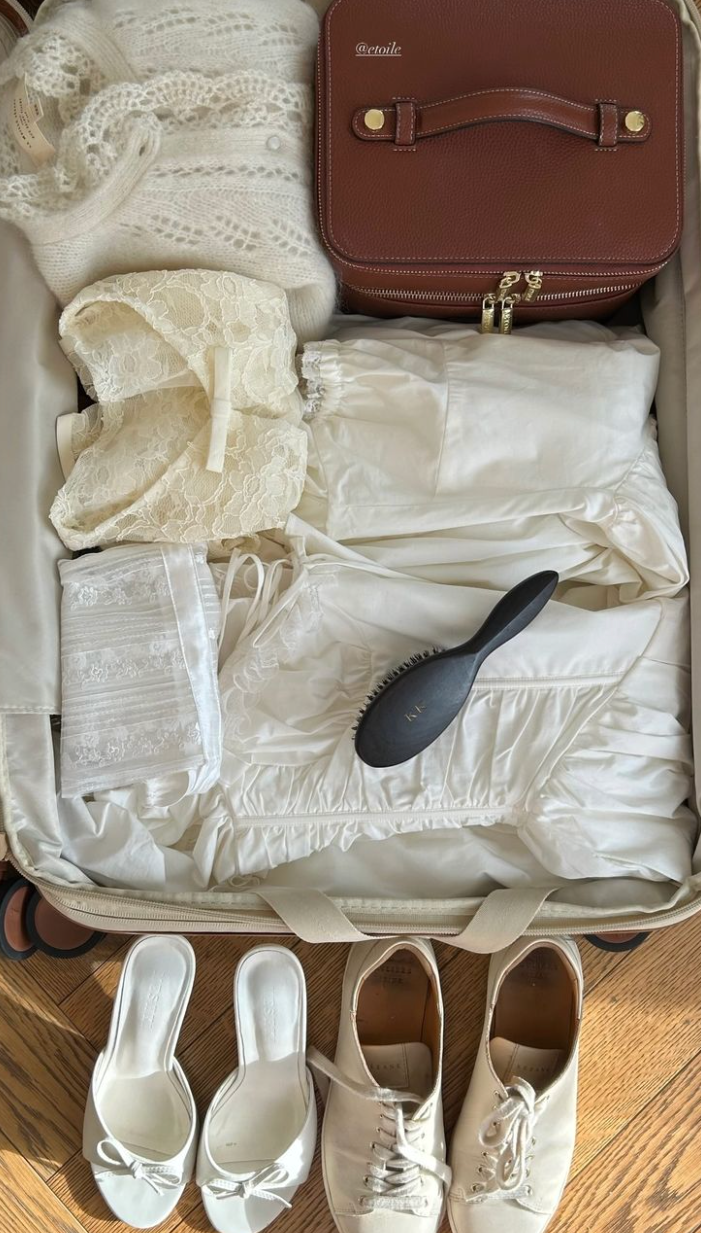 travel outfits, packing tips, personal stylists tips, summer packing, summer style, summer outfit inspo, personal stylist packing tips, carry on tips, maximizing outfits, travel outfits, airport packing, stylist packing tips,