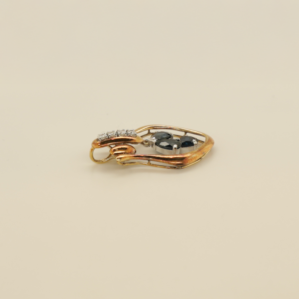 0013_VV_VintageGold_Sapphire_Pendant_Angle_Three.png