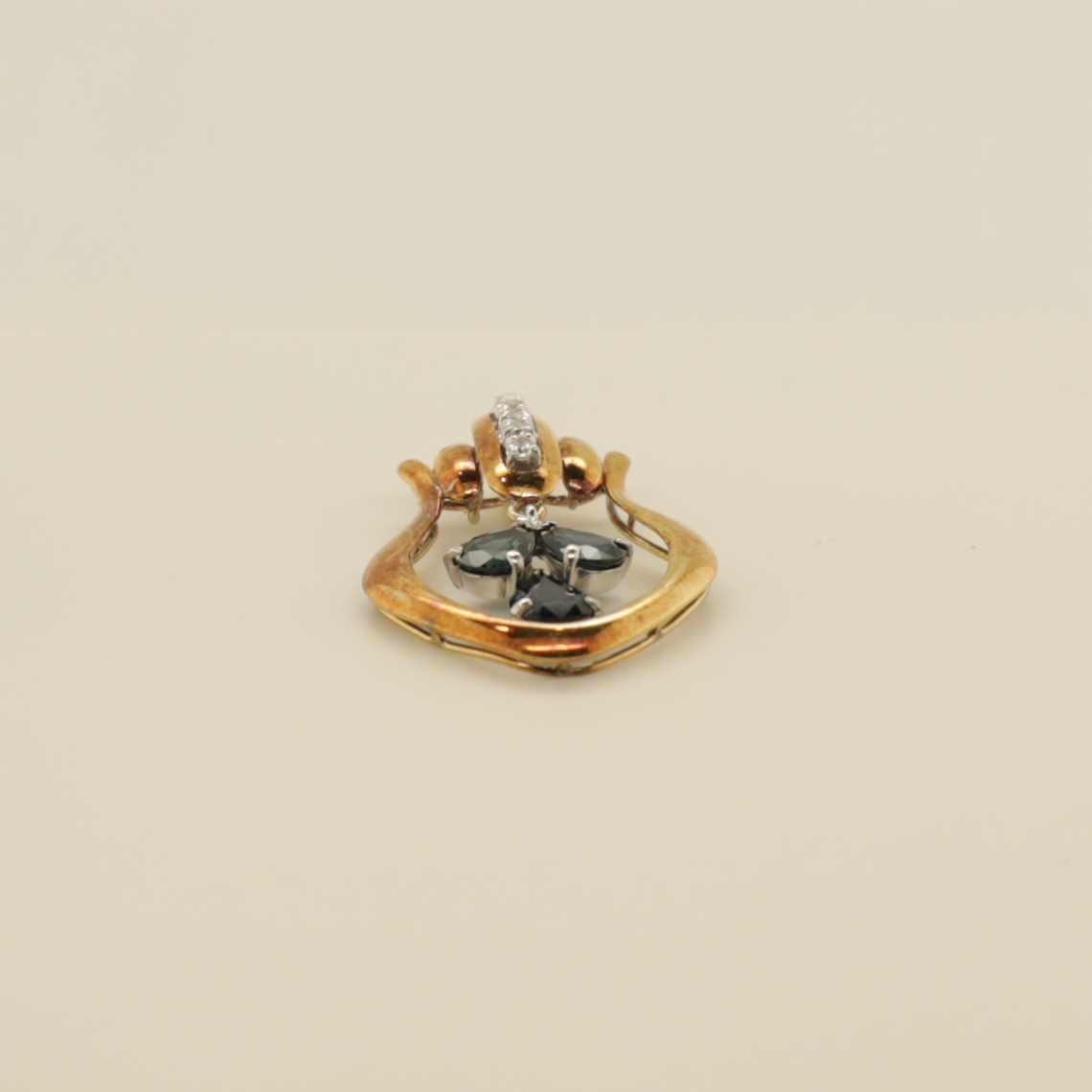 0013_VV_VintageGold_Sapphire_Pendant_Angle_One.png