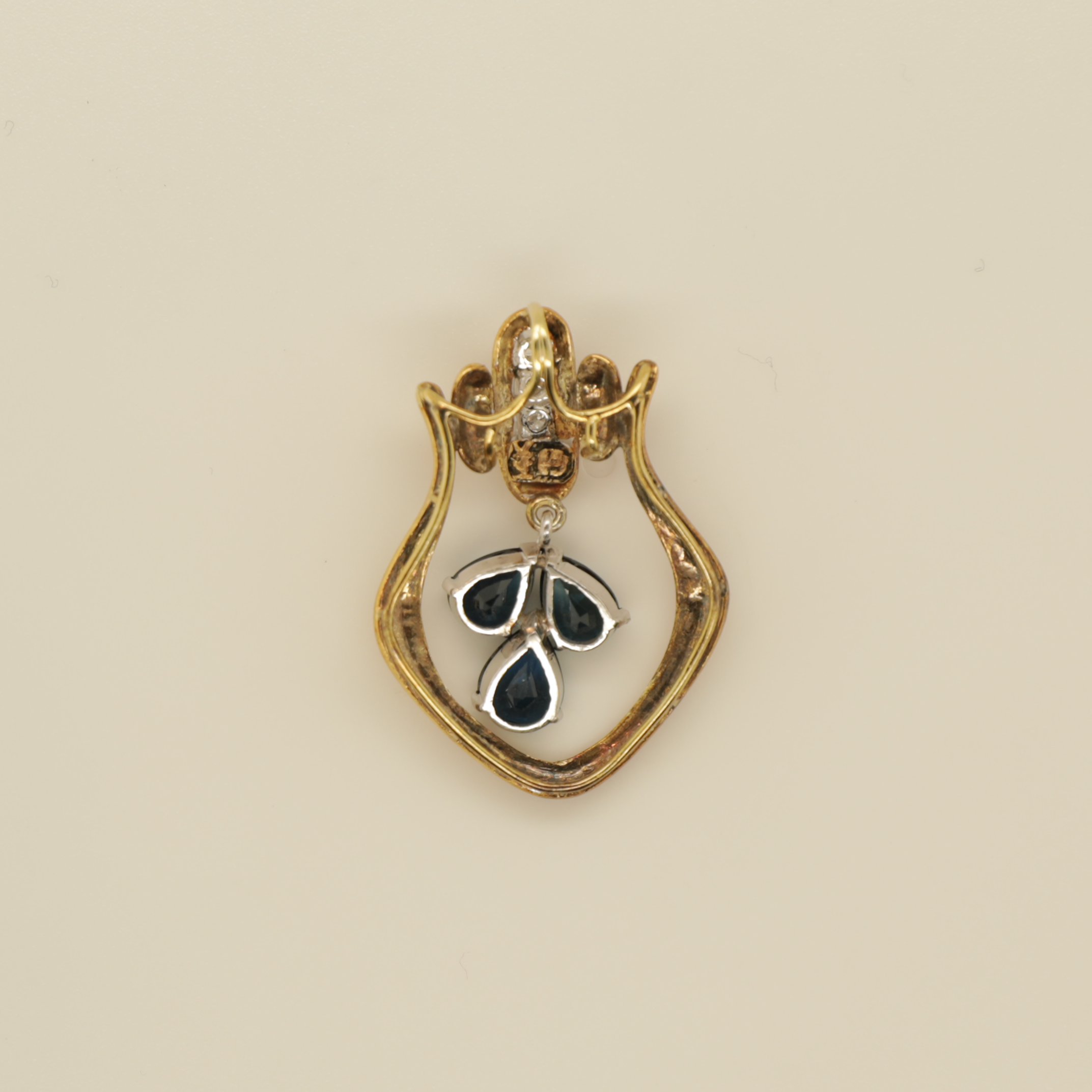 0013_VV_VintageGold_Sapphire_Pendant_Top_Back.png