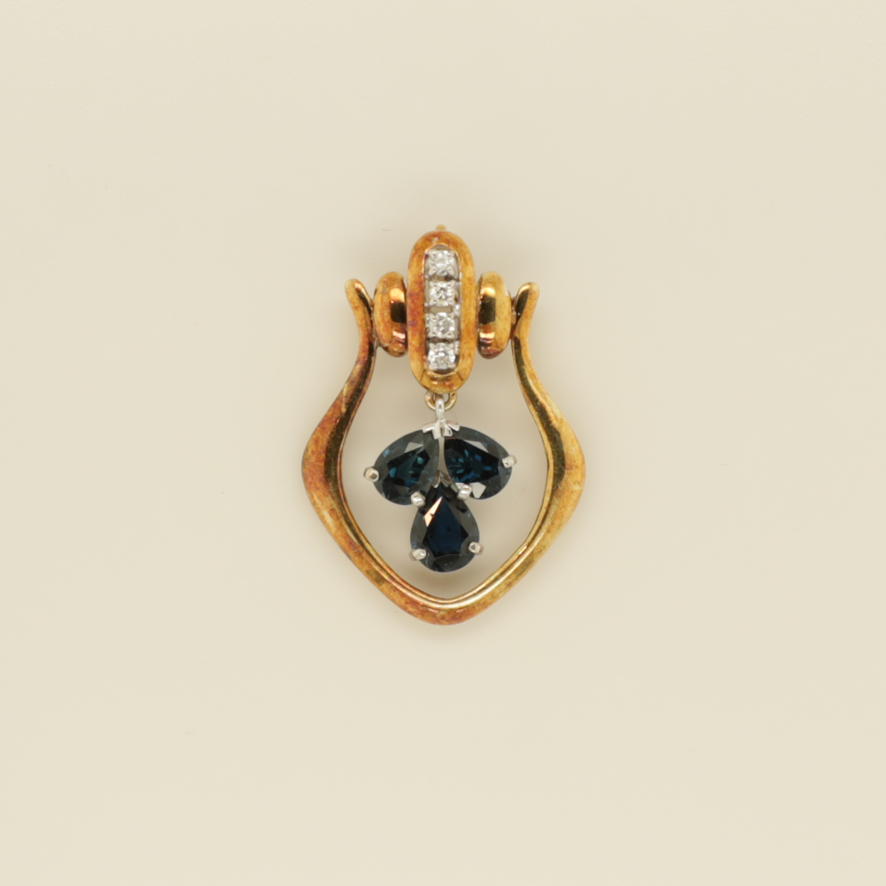 0013_VV_VintageGold_Sapphire_Pendant_Top.png