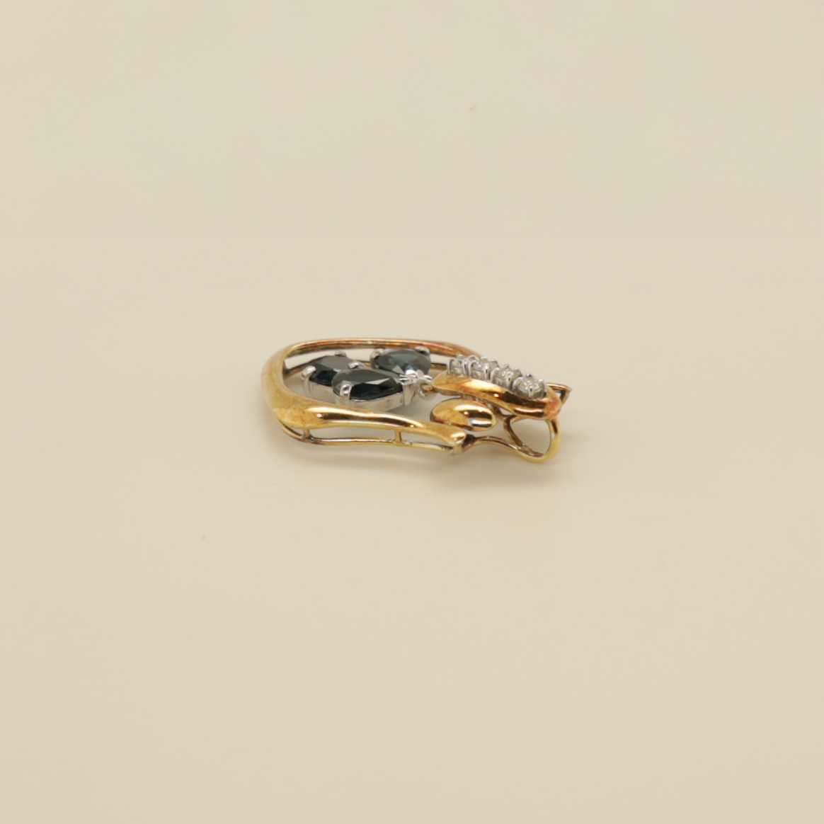 0013_VV_VintageGold_Sapphire_Pendant_Angle_Four.png