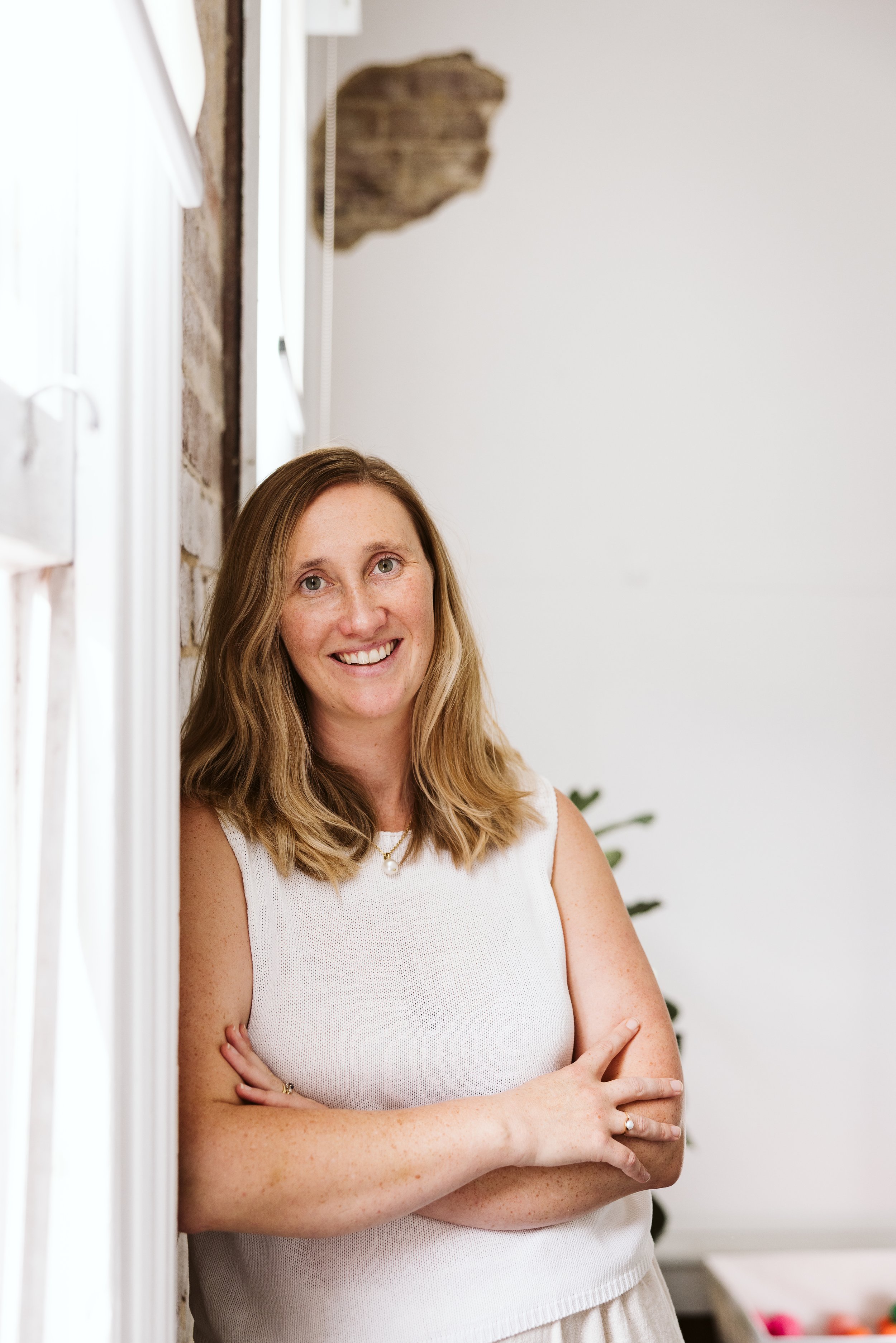 Melissa naturopath in kiama leaning on wall