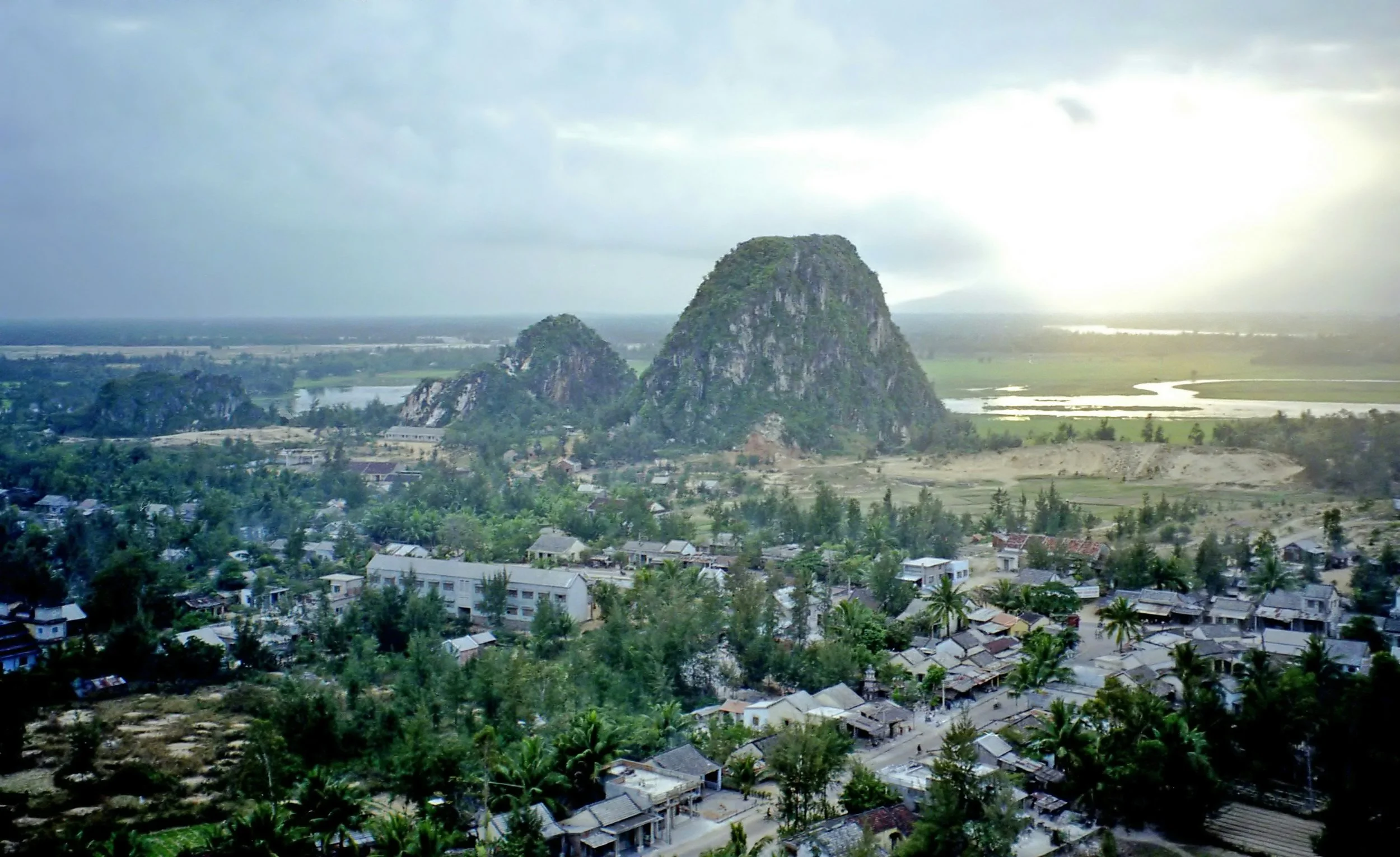 Marble_Mountains,_Vietnam.jpg