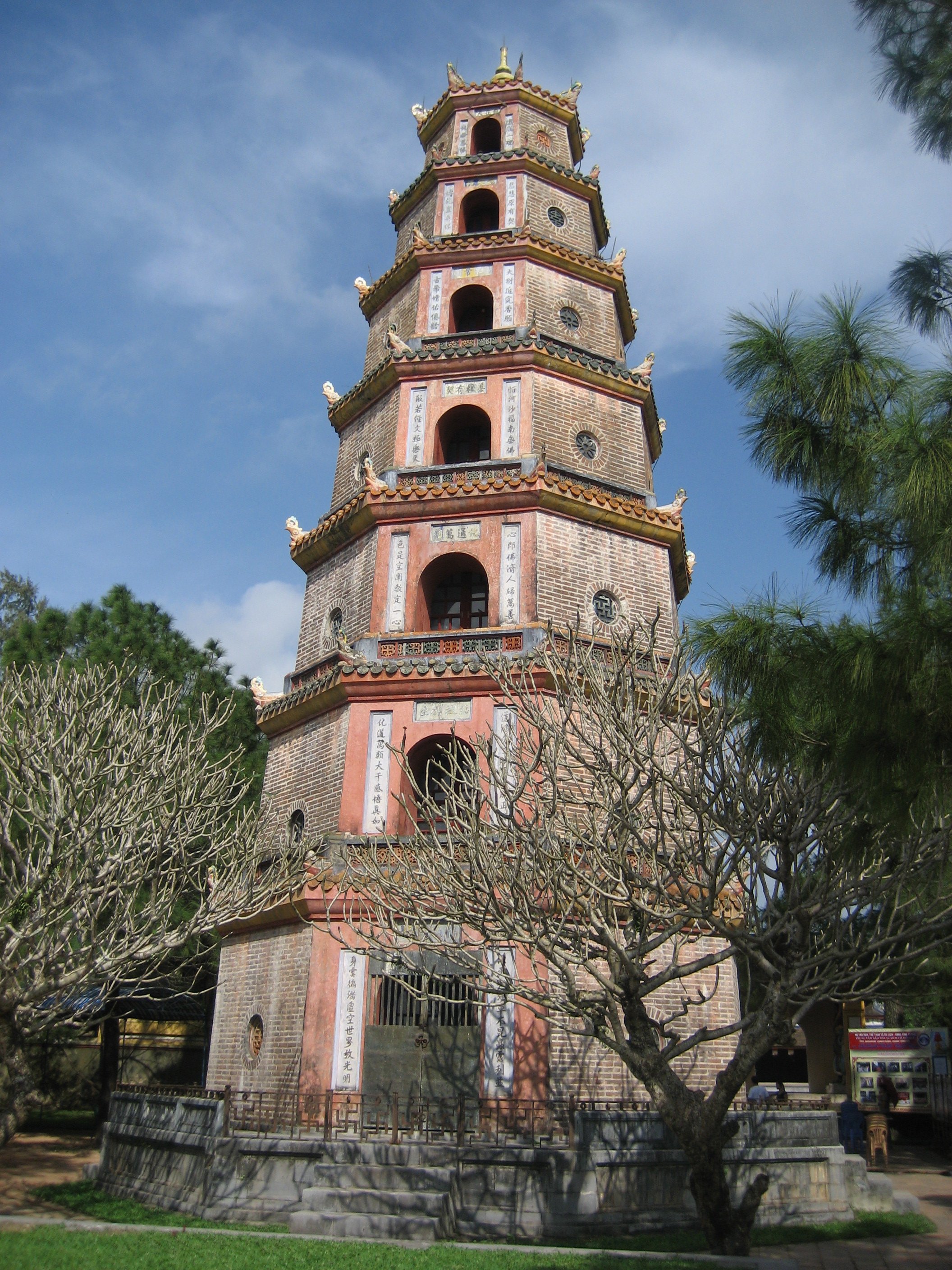 Hué,_Thien_Mu_Pagoda_(6224240994).jpg