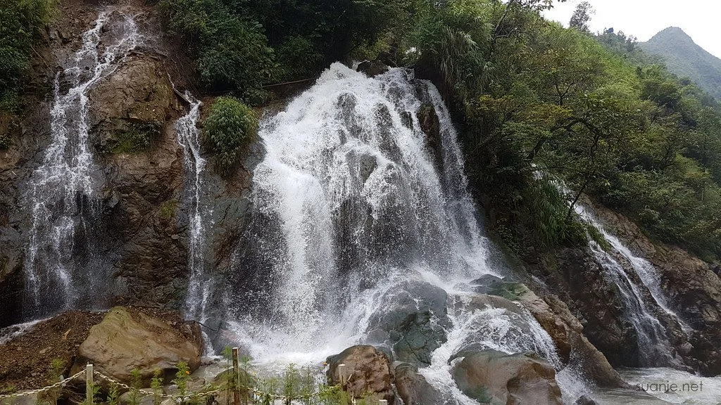 sapa catcat waterfall.jpg