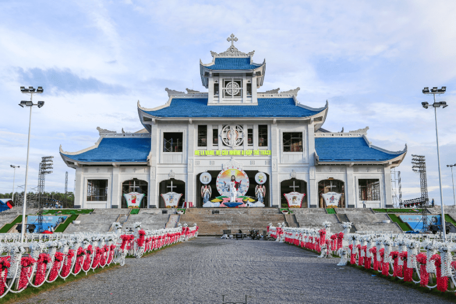 la-vang-church-phong-nha-locals-5.png (Copy)
