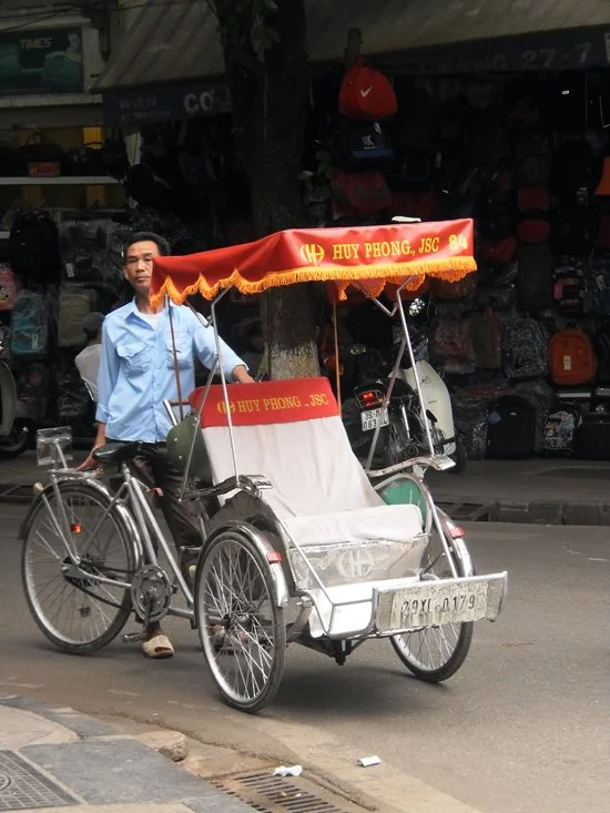 Cyclo-waiting-on-Lo-Su.jpg