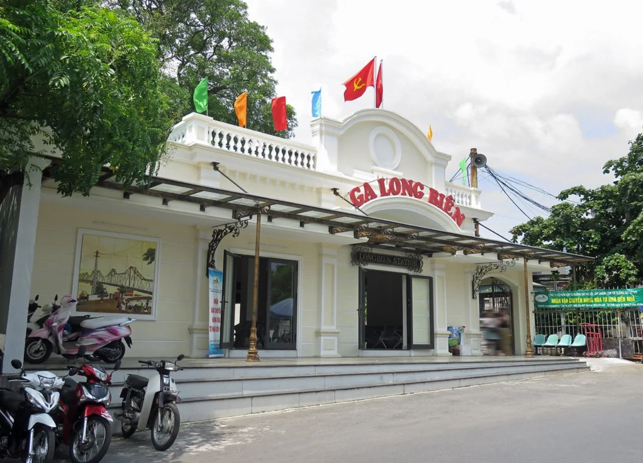 Long_Bien_station_2020.jpg