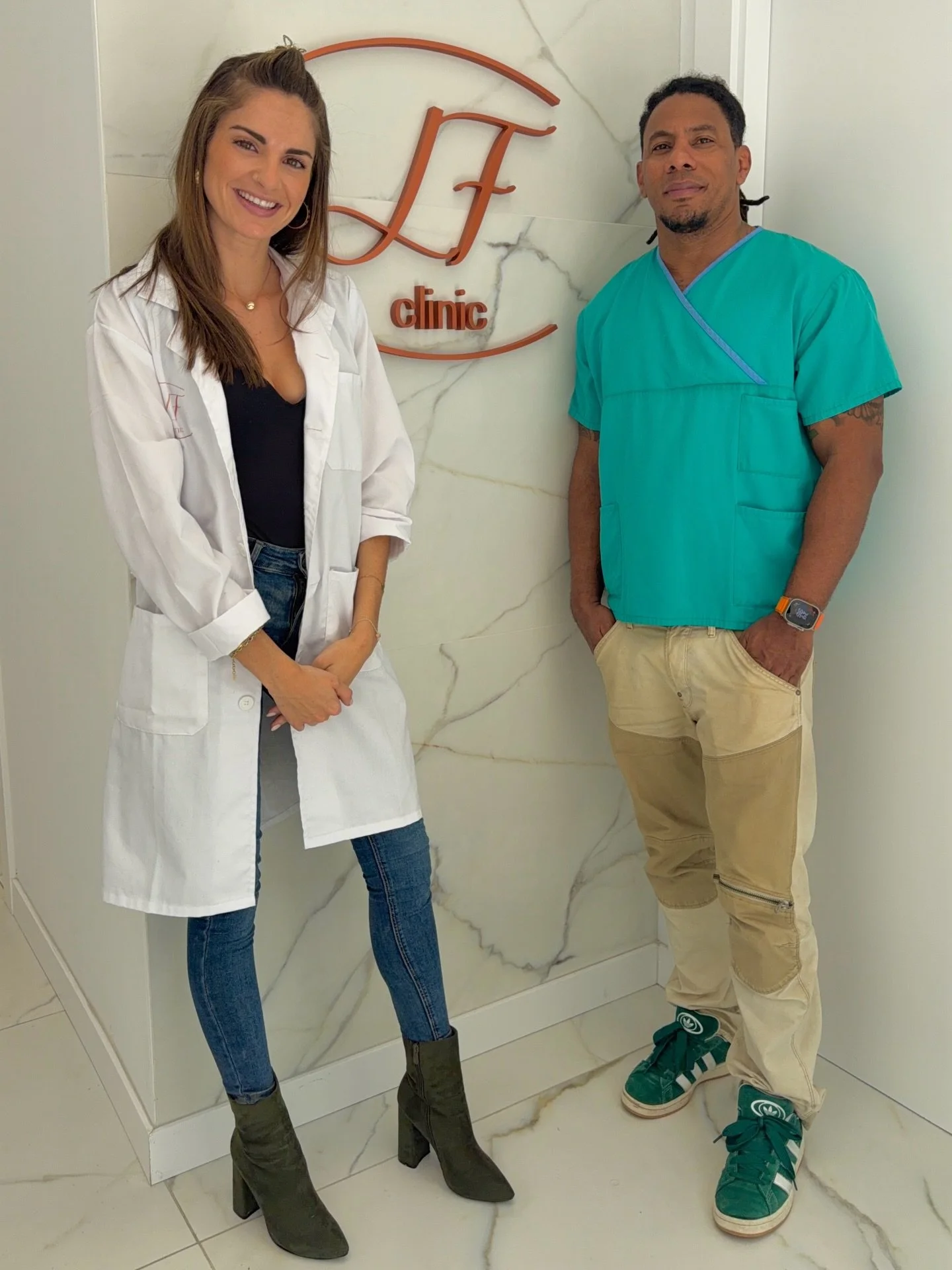 ✨ Hoy queremos presentar oficialmente al Dr. Alvarez, m&eacute;dico est&eacute;tico de nuestro centro y una pieza fundamental de nuestro equipo.

Hace ya 2 a&ntilde;os que trabaja junto a LF Clinic, aportando profesionalidad, experiencia y un enfoque