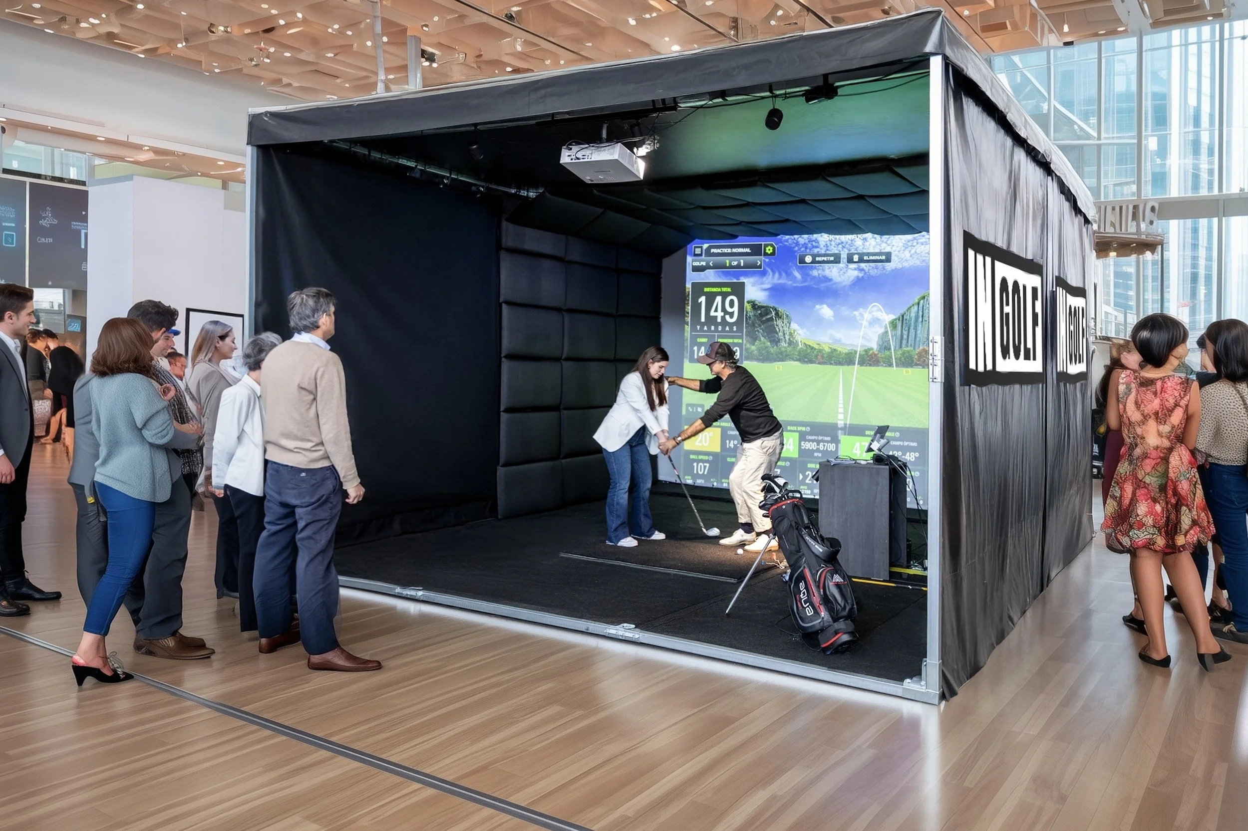 Simulador de golf portátil INgolf instalado en interior para evento corporativo, con pantalla de juego, bolsa de palos y asistentes en una experiencia premium.