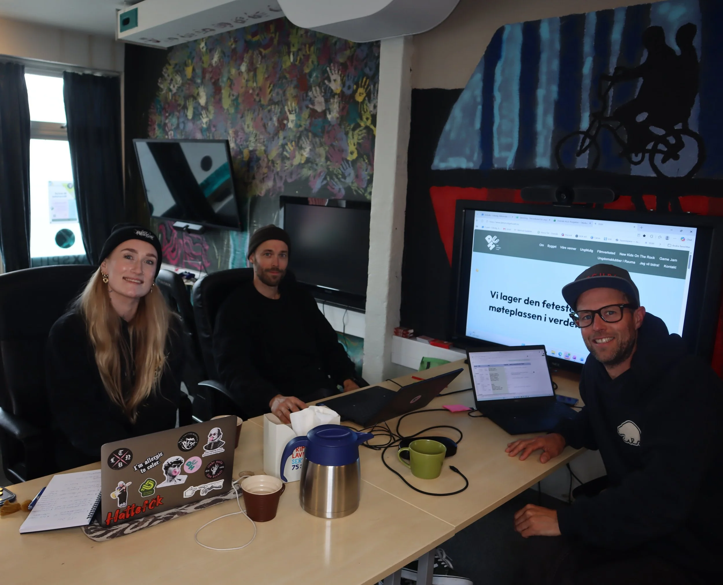 Hils p&aring; Natalie og Aleksander!
N&aring; er teamet endelig fulltallig og vi har hatt en laaaang planleggingsdag.
 
Sammen med en gjeng skikkelig bra frivillige skal vi skape aktivitet for ungdom i hele Rauma &ndash; p&aring; Kontoret, p&aring; n