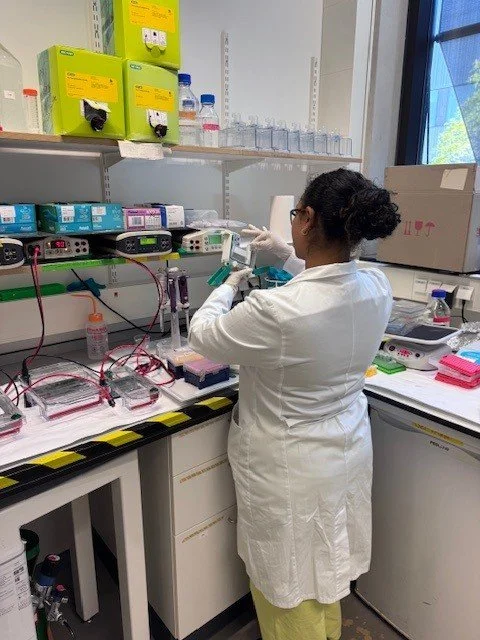 Sonam Marapin working in lab, TU Delft