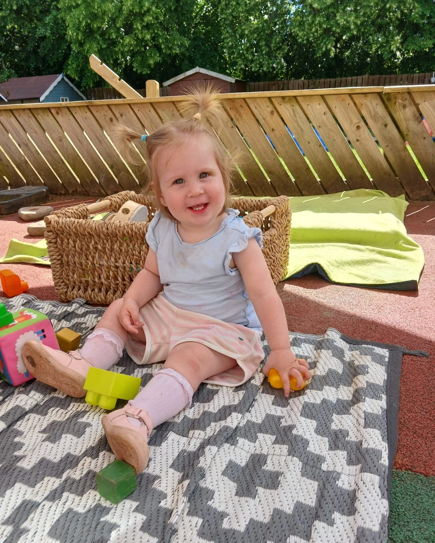 A sunny day with the Wilberfoss Discoverers ☀️

Outdoor play, whatever the weather, is at the heart of what we do at Muddy Boots, but who can say no to a little bit of sunshine? The children have had lots of fun playing outdoors, exploring some of th