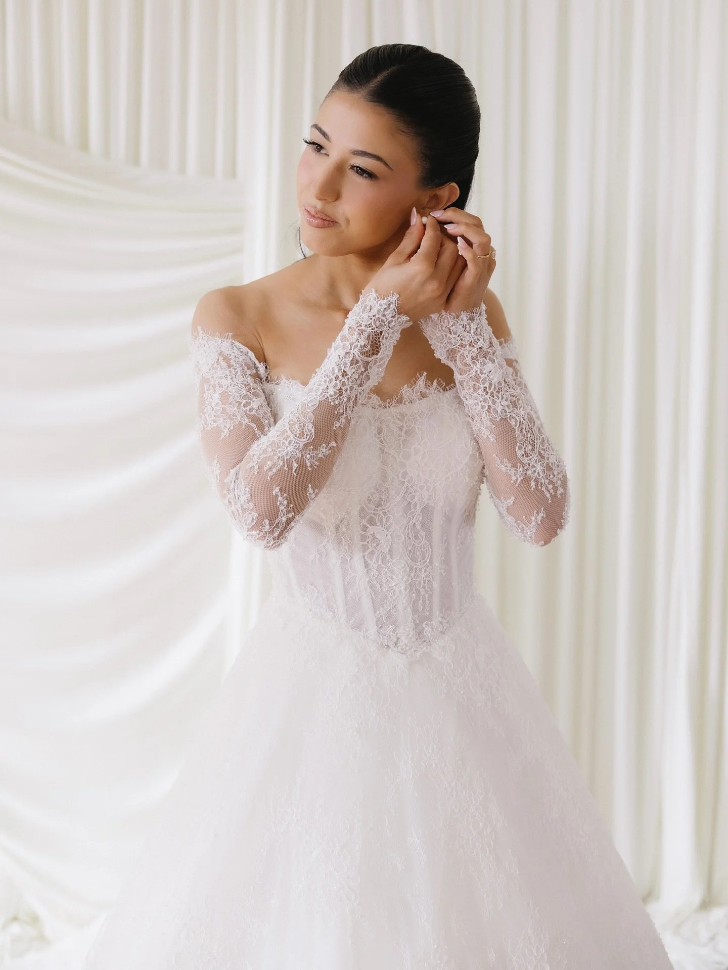 Esma 🤍

𝘛𝘩𝘦 𝘮𝘰𝘳𝘯𝘪𝘯𝘨~

Photographer: @studio.revan 
Videographer: @burks.films 
DJ/MC: @dj.umut.the.wedding.maestro 
Makeup: @ashleighevans_mua 
Dress: @aysirawedding 
Hair: @hairbyneveen 
Styling: @sonmezevents 
Bouquet: @floralaffairsmelb