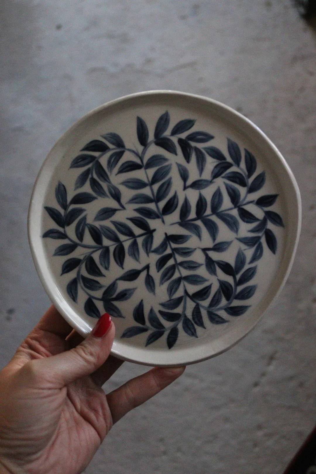 Leaf pattern decorative plate