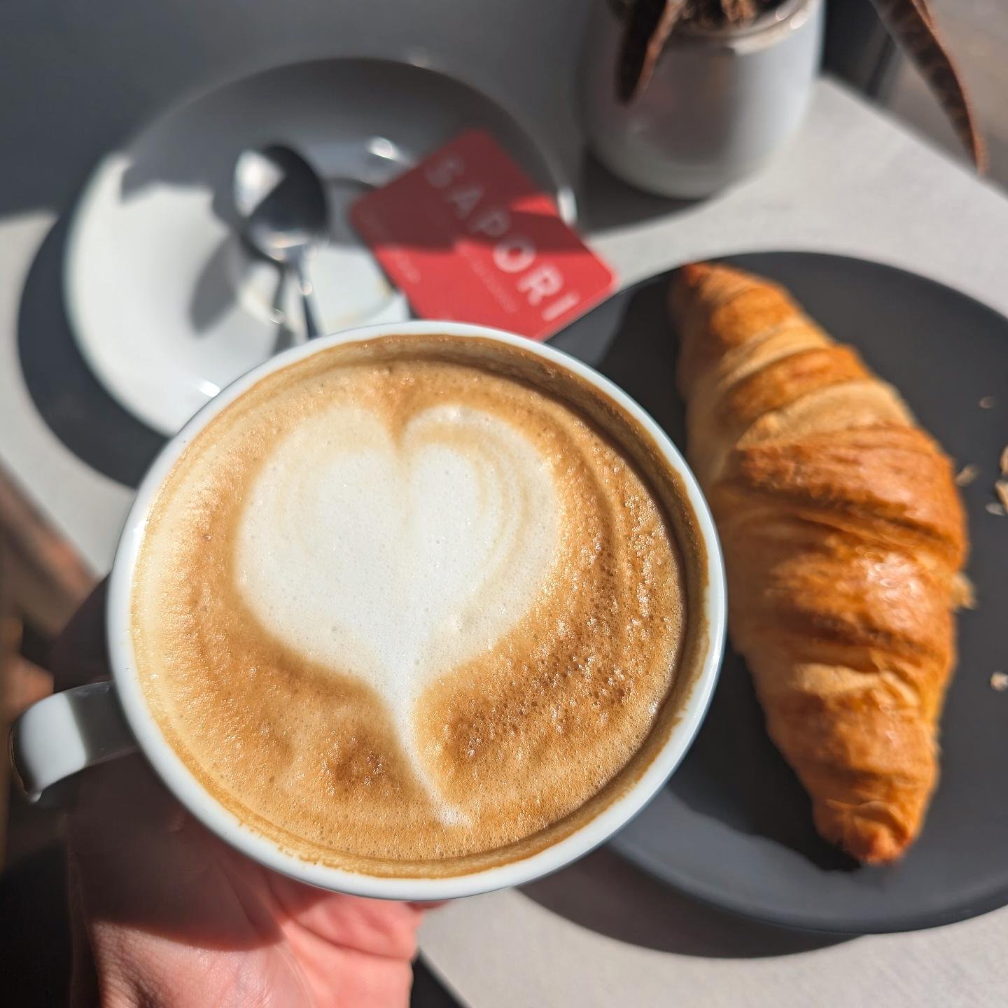 Good morning! Coffee + sunshine, the perfect combination! Pop in and say hi 👋🏻

#latteartgram #coffeecoffeecoffee #coffeefirst #twickenham #atasteoftwickenham #twickenhamlocalbusiness #tw1