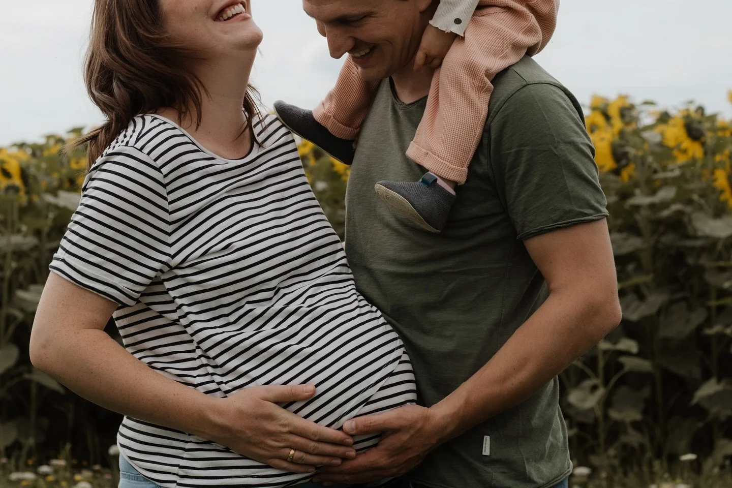 Joyful 🌞

&bull;
&bull;
&bull;
#swissphotographer #familyphotography #pregnancy #familytime #family #sunflower #flowers
