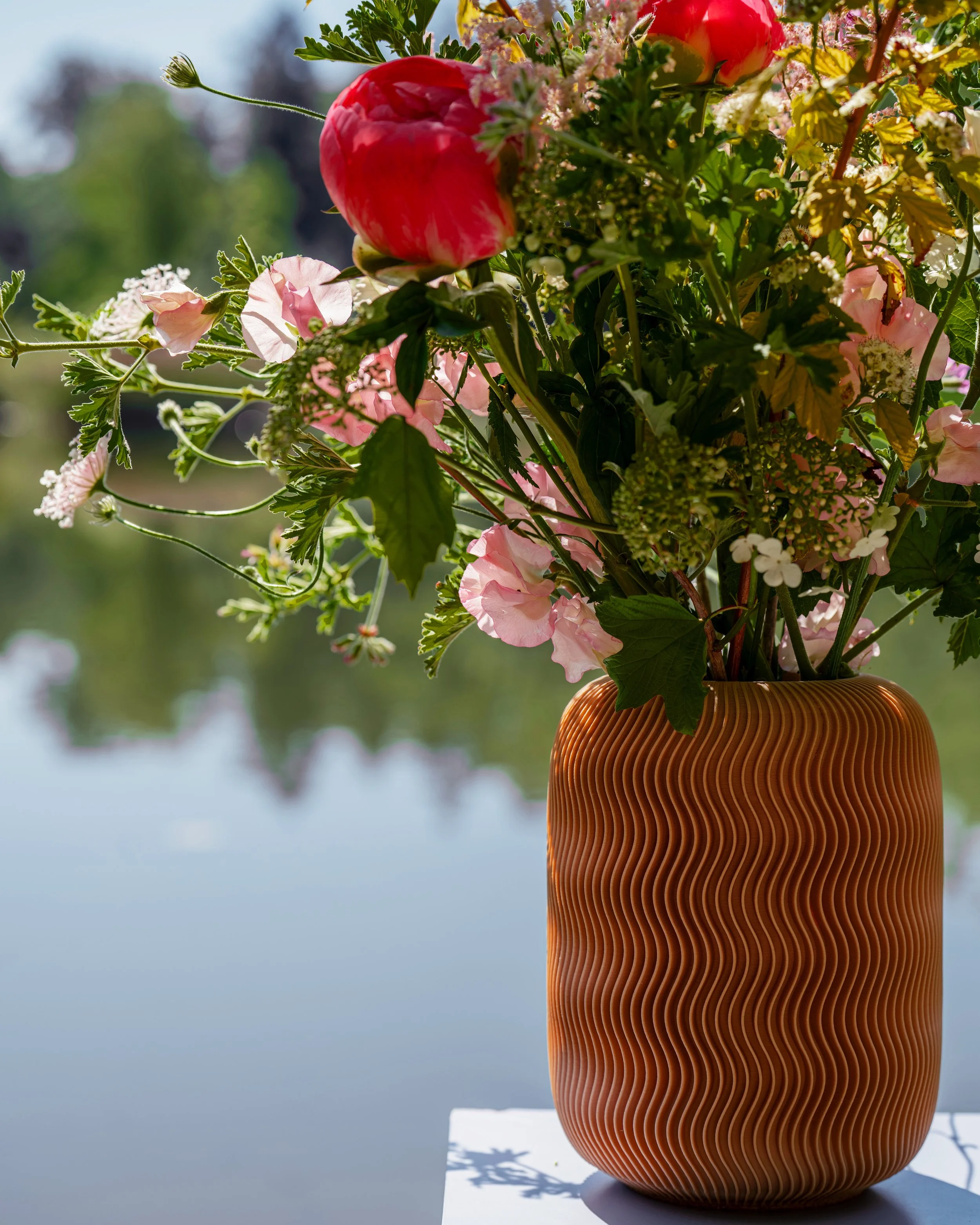 Farvel Urne mit Vaseneinsatz und frischen Blumen als Blumenvase