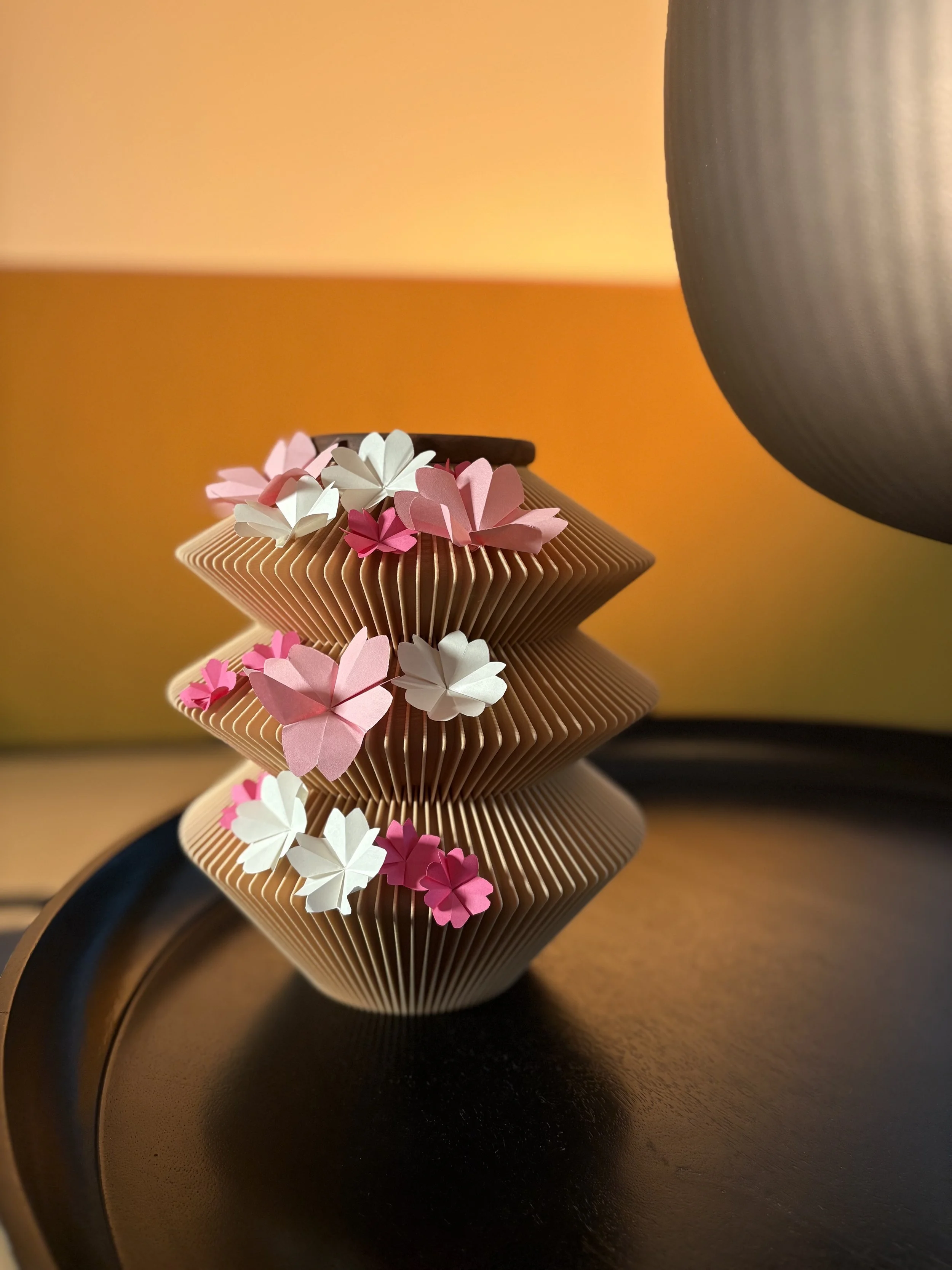 Farvel Urne mit Papierblüten und Schmetterlingen von Herz zu Papier