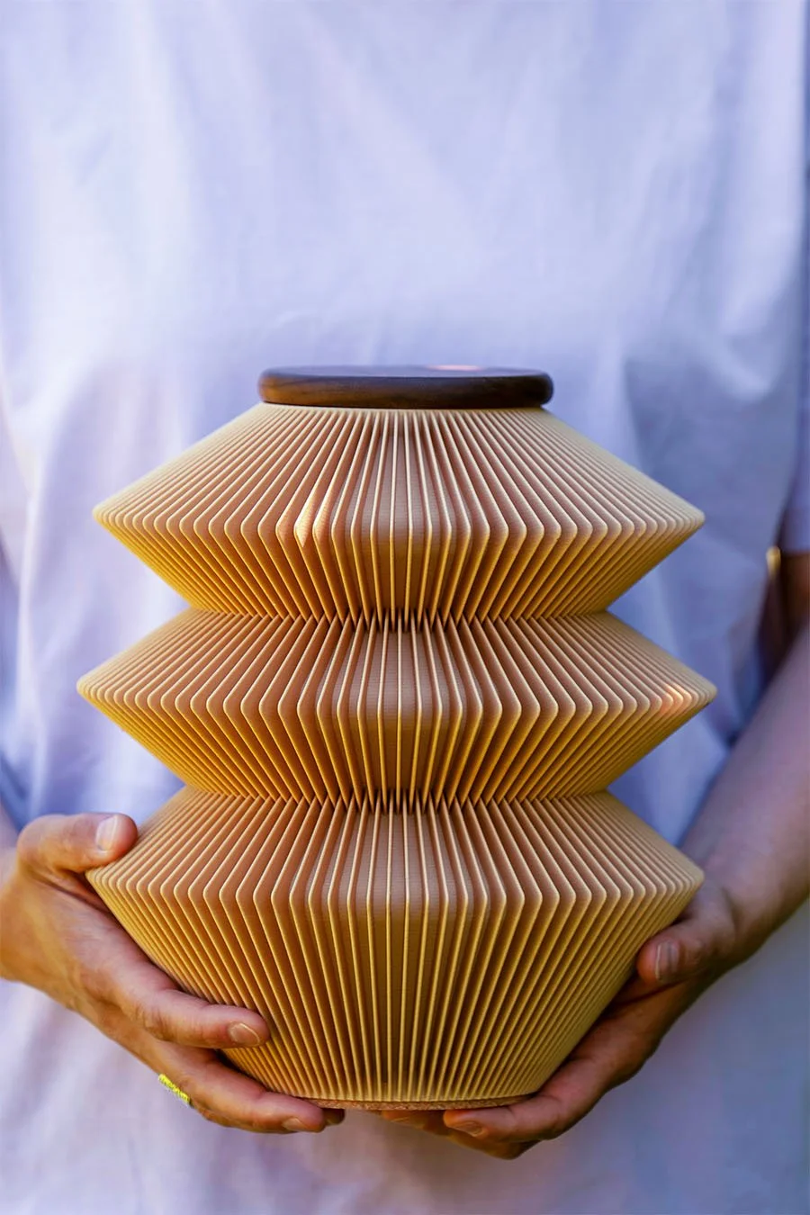 farvel-urne-minka-in-frauenhaenden-lo.jpg