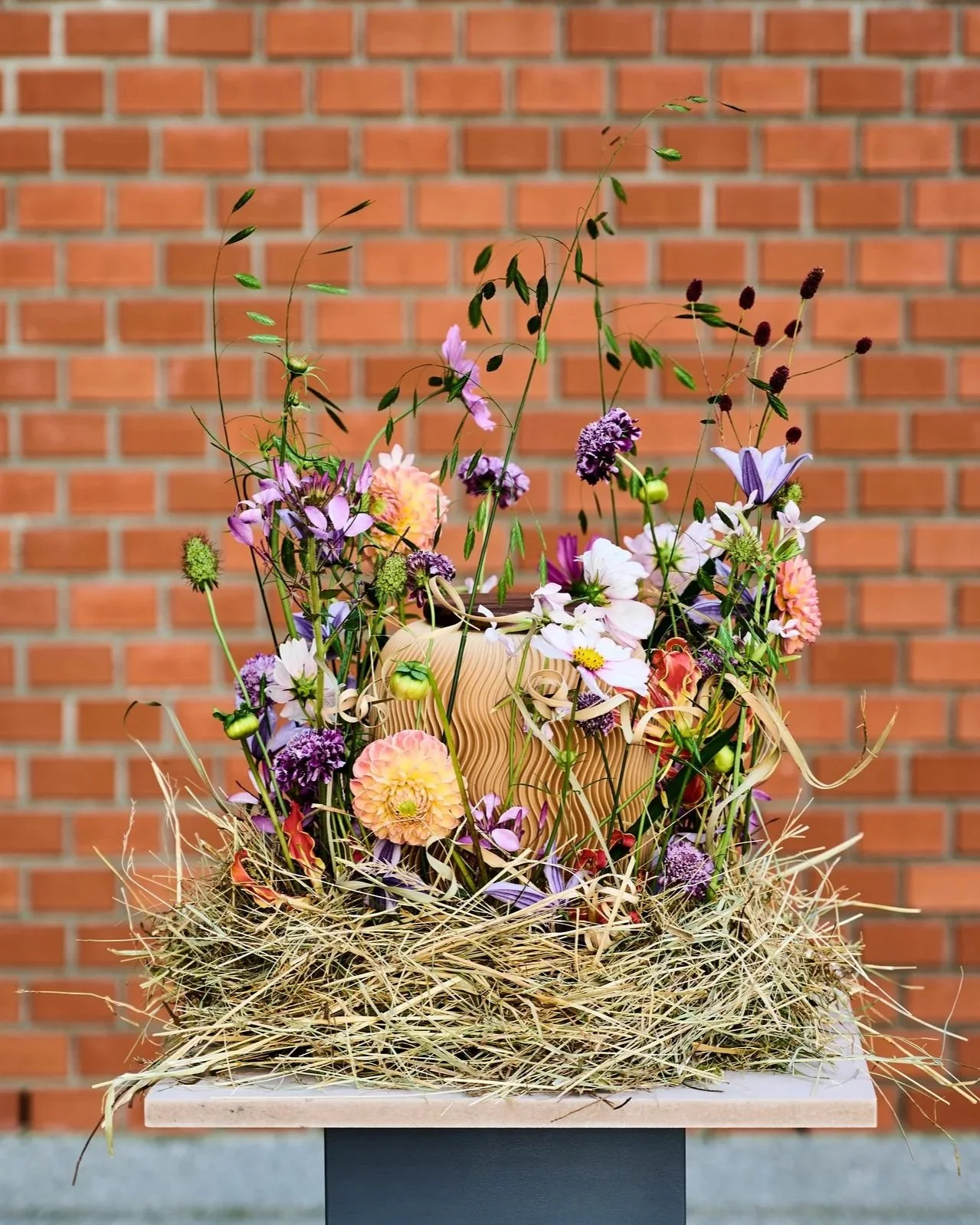 Florale Kreation mit einer Farvel Urne von Im Garten Markthalle