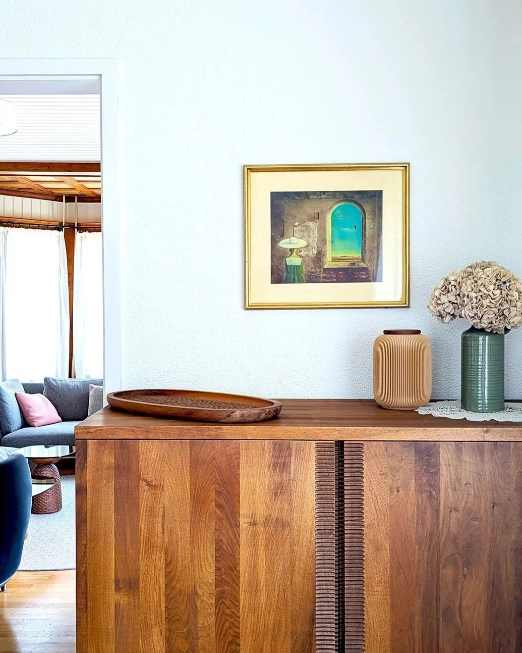 Farvel Urne Nesuto steht auf einem Schrank