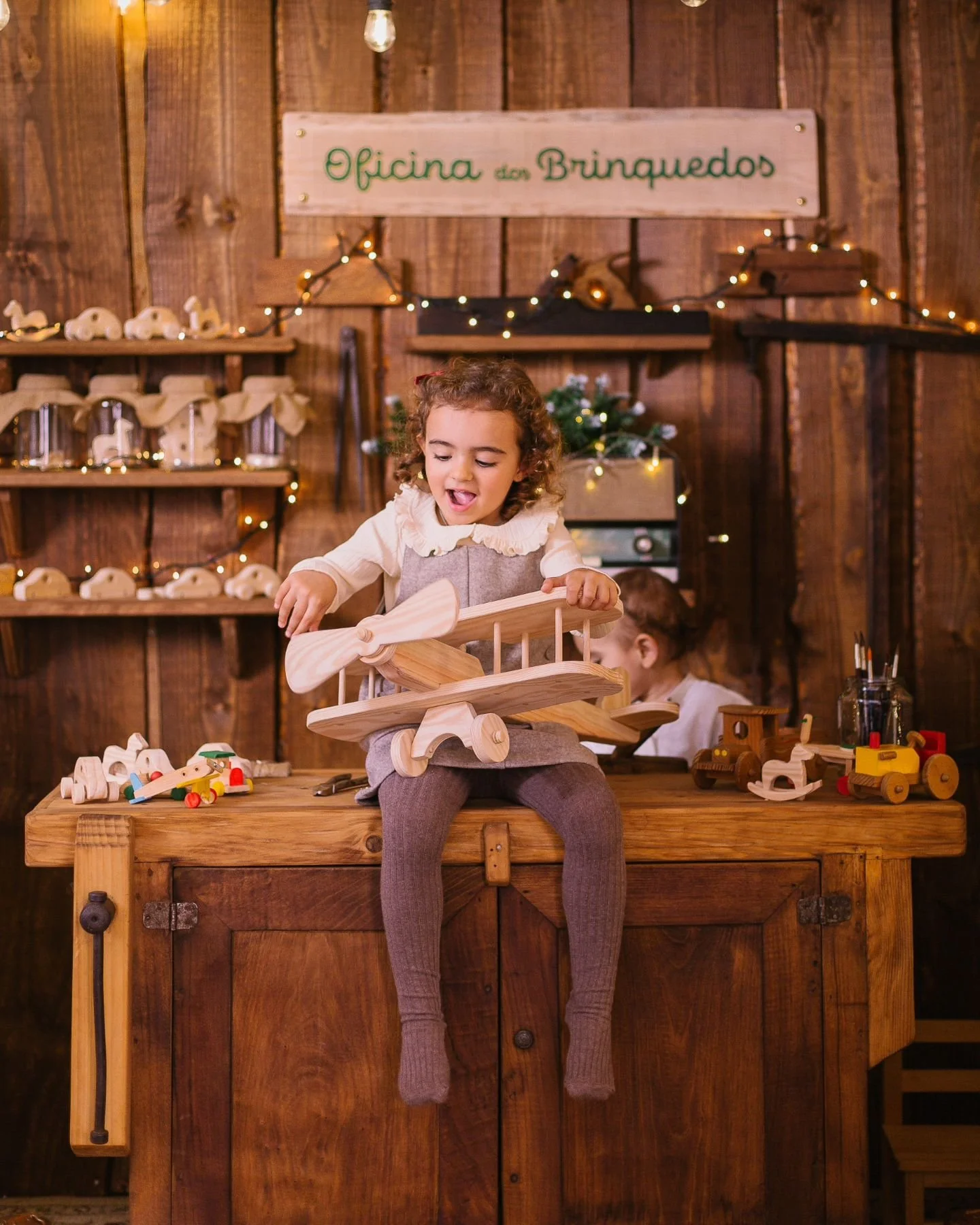 Este ano, o Pai Natal conta com uma ajuda muito especial para dar vida aos seus brinquedos de madeira: os sorrisos e a dedica&ccedil;&atilde;o das crian&ccedil;as que t&ecirc;m enchido a nossa Oficina de magia!

Sess&otilde;es que t&ecirc;m proporcio