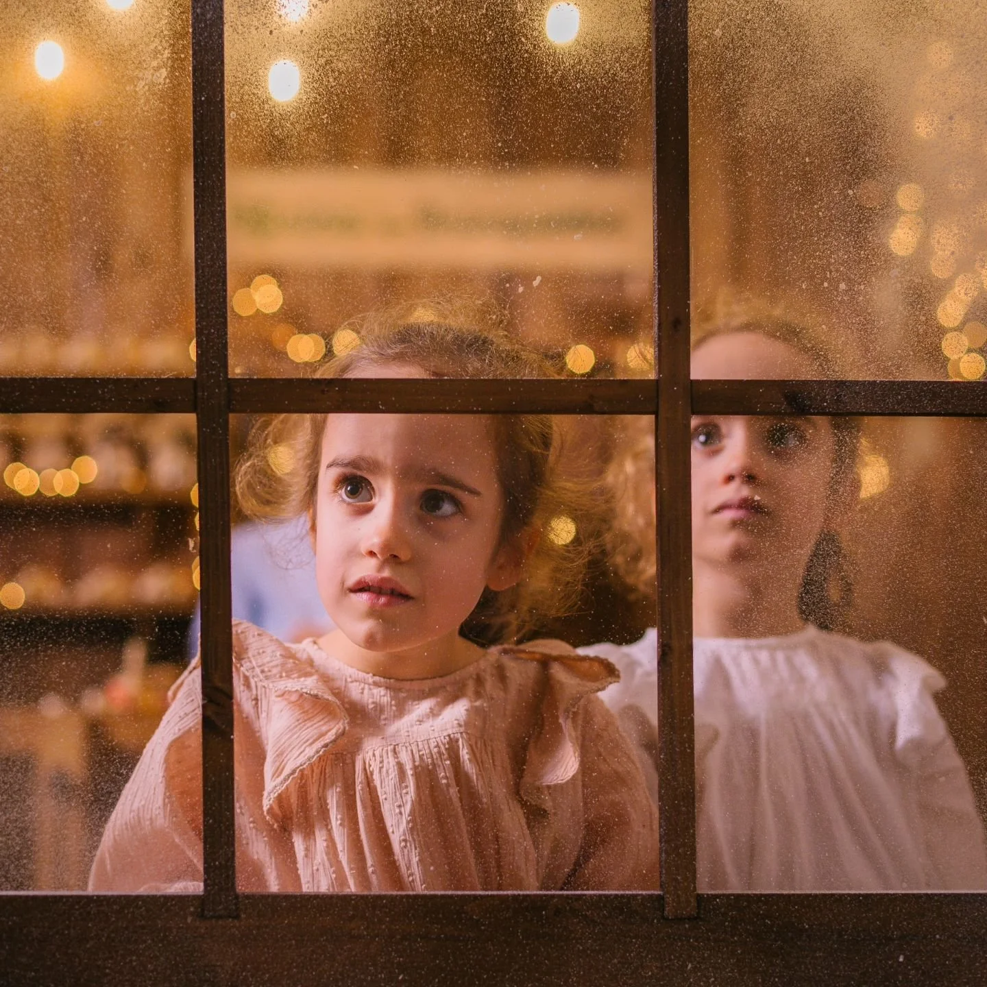 A magia do Natal vive em pequenos gestos...

Se acreditares, consegues ver o Pai Natal a atravessar o c&eacute;u estrelado.

Neste Natal, espreita pela janela da tua imagina&ccedil;&atilde;o &mdash; onde tudo pode acontecer.