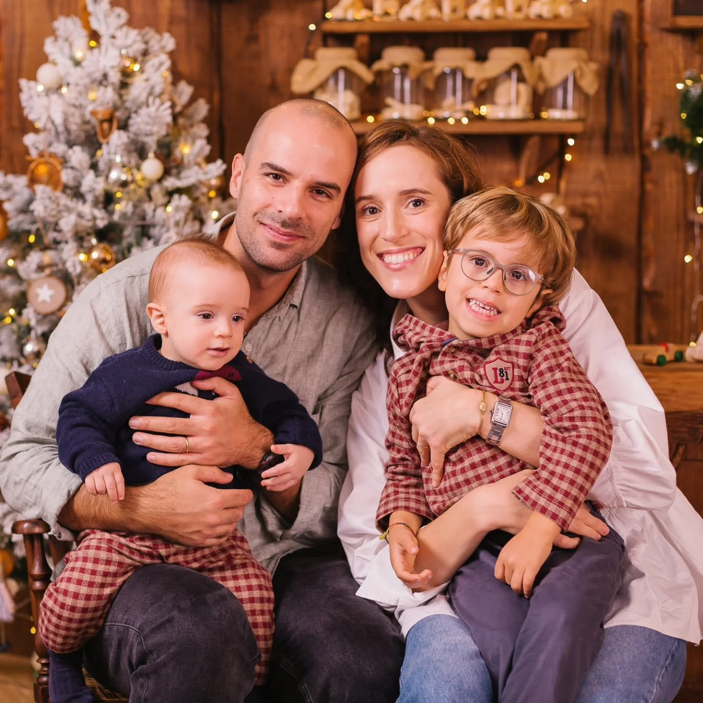 O Natal &eacute; feito de mem&oacute;rias que brilham no cora&ccedil;&atilde;o.

O Guilherme voltou &agrave; nossa Oficina, com os olhos cheios de encanto, ainda a lembrar-se da magia do ano passado.
Este ano, trouxe o Vasco pela primeira vez &mdash;