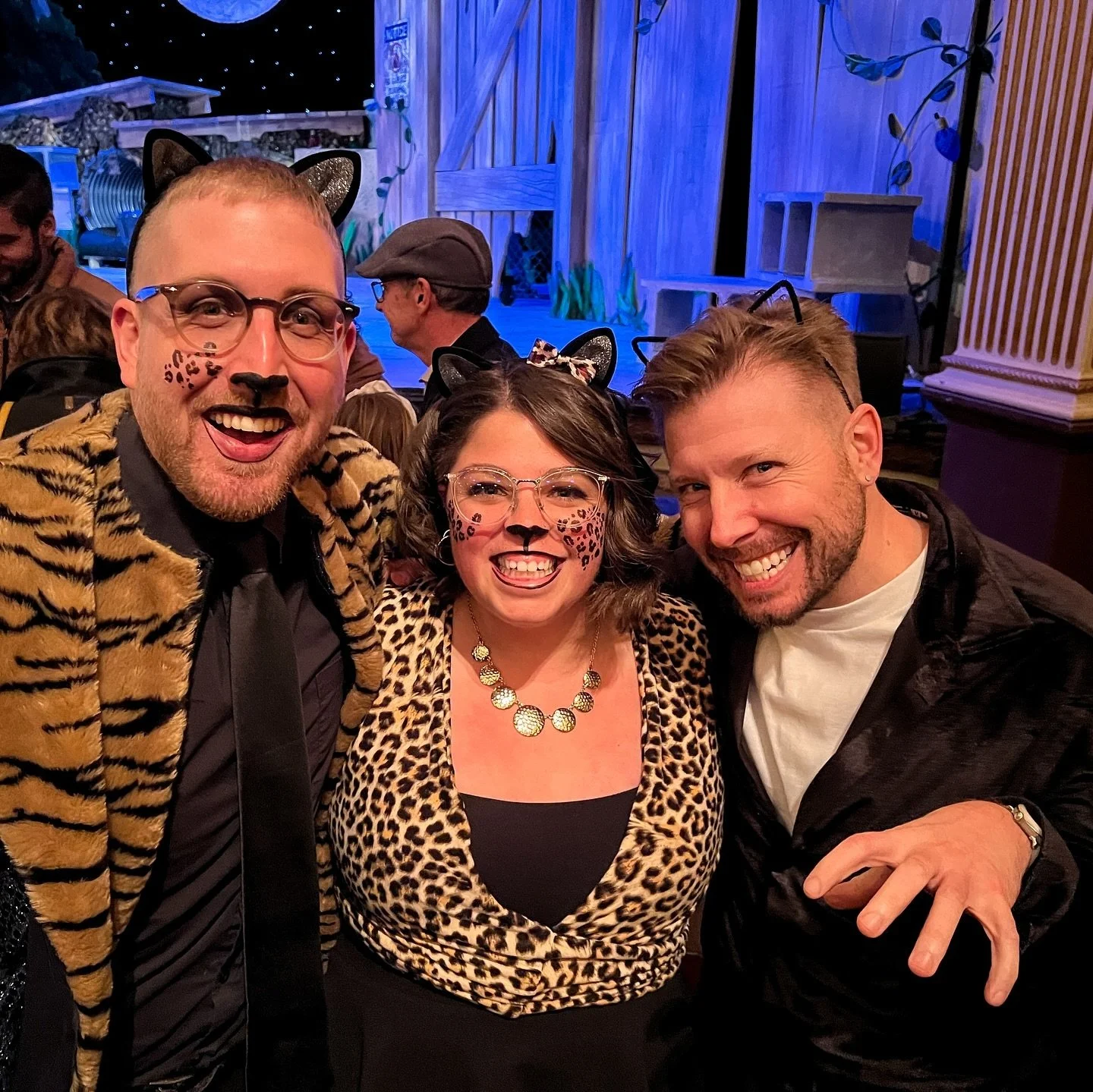 Had the Purrrfect evening at The Jellicle Ball 😻

It was pawsitively wonderful to meet @kenfromkalamazoo in person for the first time to enjoy this performance and chat theatre things! 

Cats onstage at @grcivictheatre now through 12/15 🐾