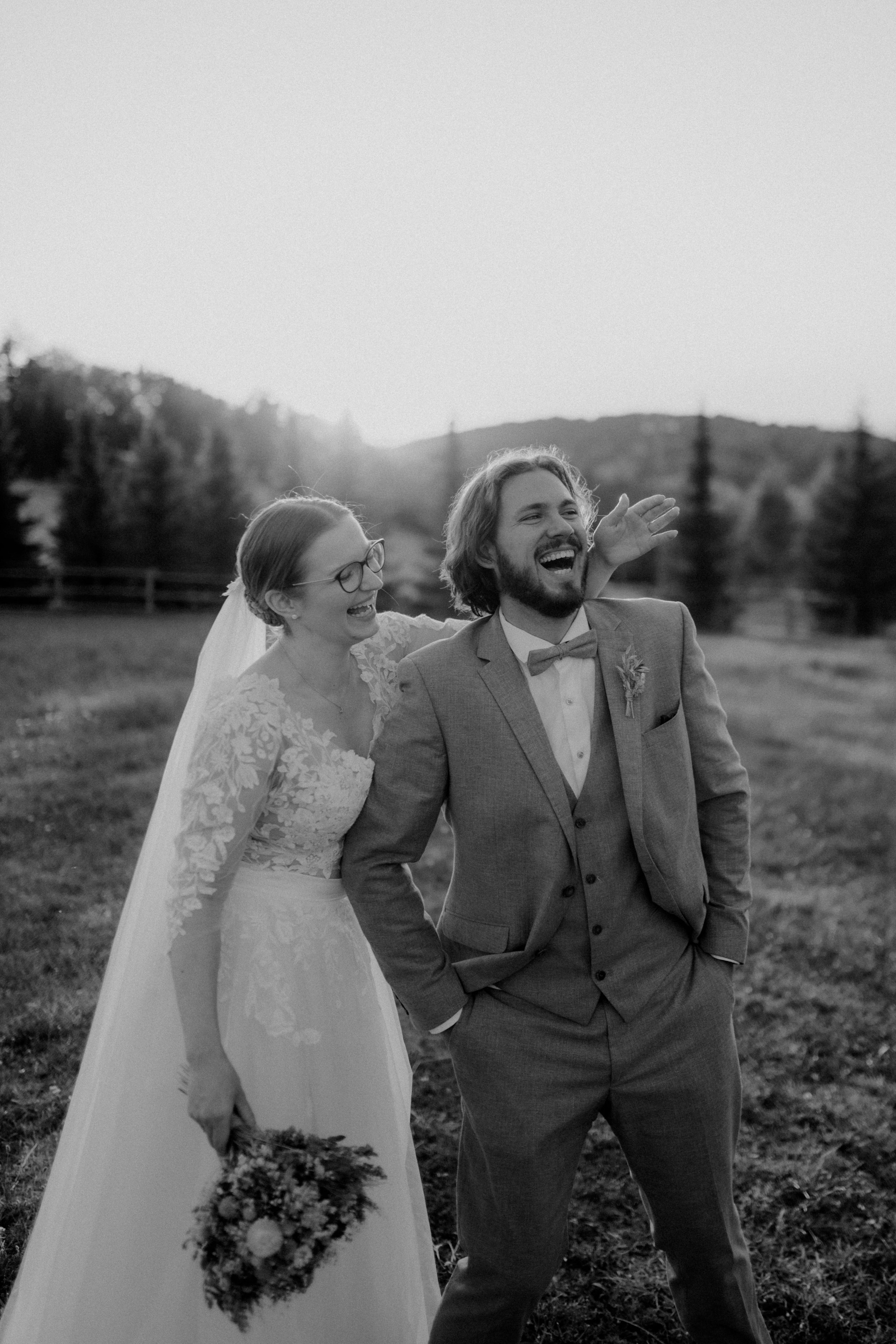 Fekete fehér fotó egy mosolygó házaspárról esküvői ruhában a Mátrában - esküvő fotózás Debrecenben és országszerte.