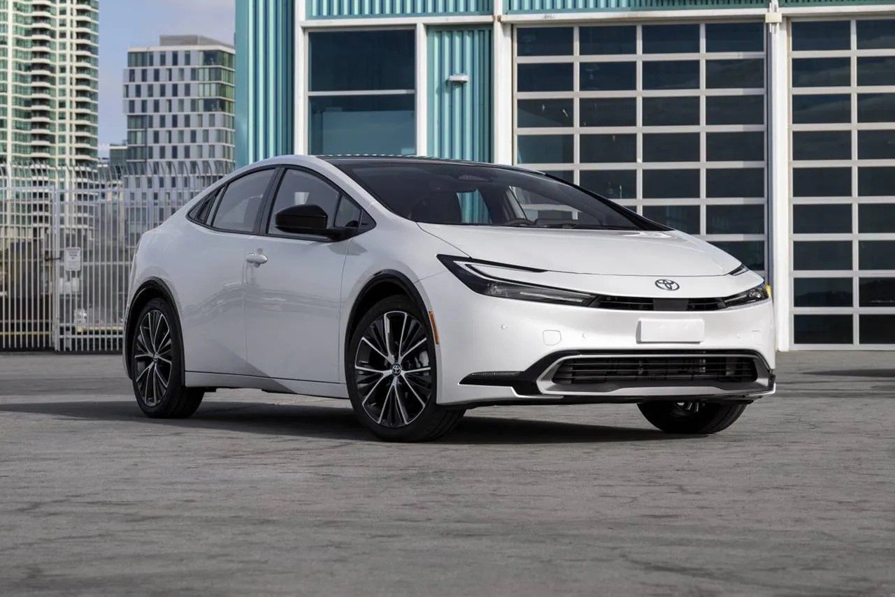2023_toyota_prius_4dr-hatchback_limited_fq_oem_2_1280x855-ezgif.com-webp-to-jpg-converter.jpg