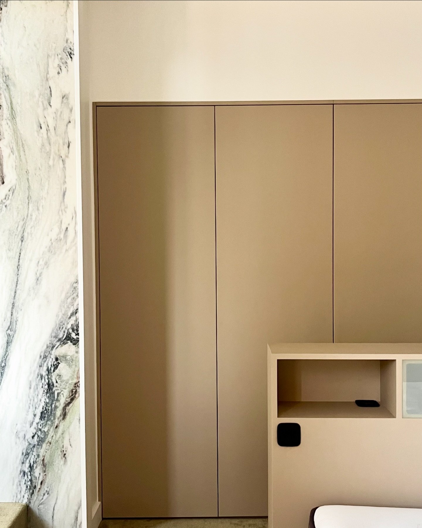 Ce matin, j&rsquo;&eacute;tais de passage sur un de mes chantiers 🔥
Pour r&eacute;ceptionner le mobilier et les luminaires que j&rsquo;ai eu la chance de s&eacute;lectionner ! Merci &agrave; mon client pour sa confiance. Un projet 100% sur mesure.
B