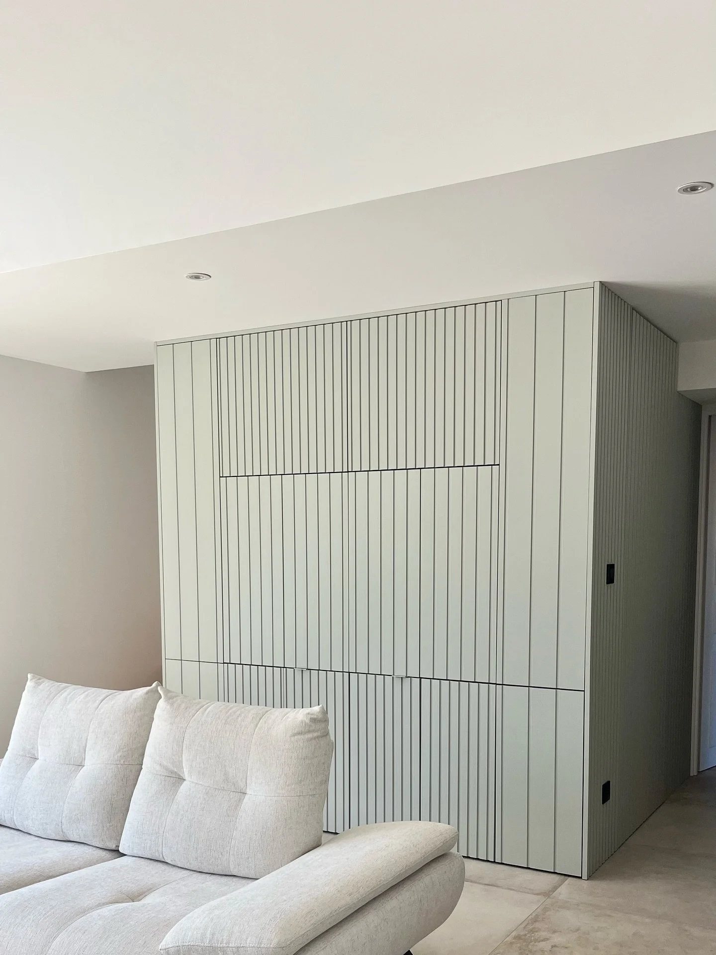 Ce meuble a &eacute;t&eacute; pens&eacute; 100% sur mesure (comme toujours par ici 😄) pour recevoir la TV et de nombreux rangements dissimul&eacute;s.
Il se fond dans ce salon tel un habillage mural. Tout en discr&eacute;tion !
.
#archi #deco #mobil