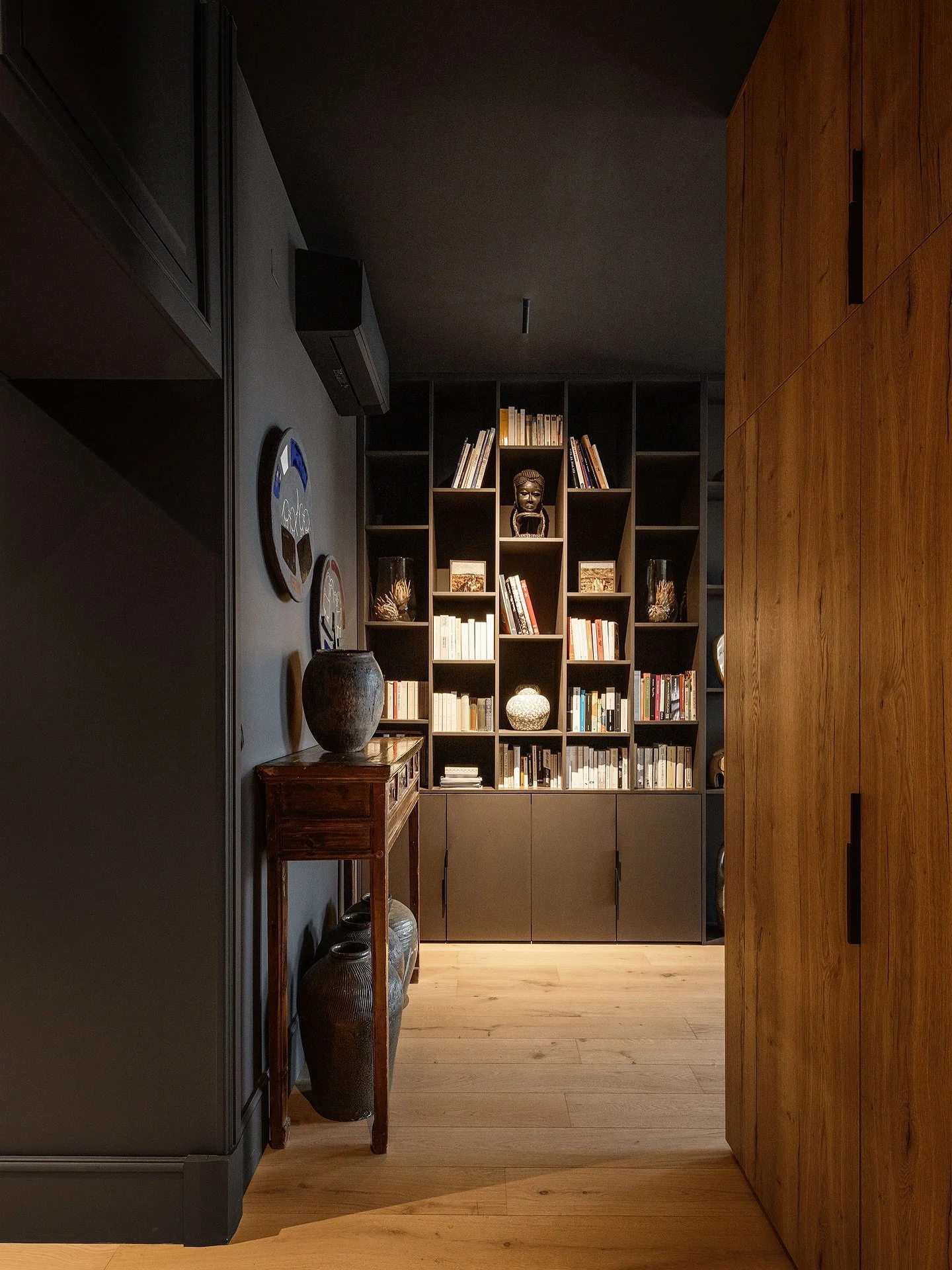 Avec ma cliente, nous avions la m&ecirc;me envie : cr&eacute;er un hall d&rsquo;entr&eacute;e aux nuances sourdes, en contraste avec le reste de l&rsquo;appartement, pens&eacute; en total look blanc.

Je l&rsquo;admets, mea culpa 🙏🏻 : je suis une v