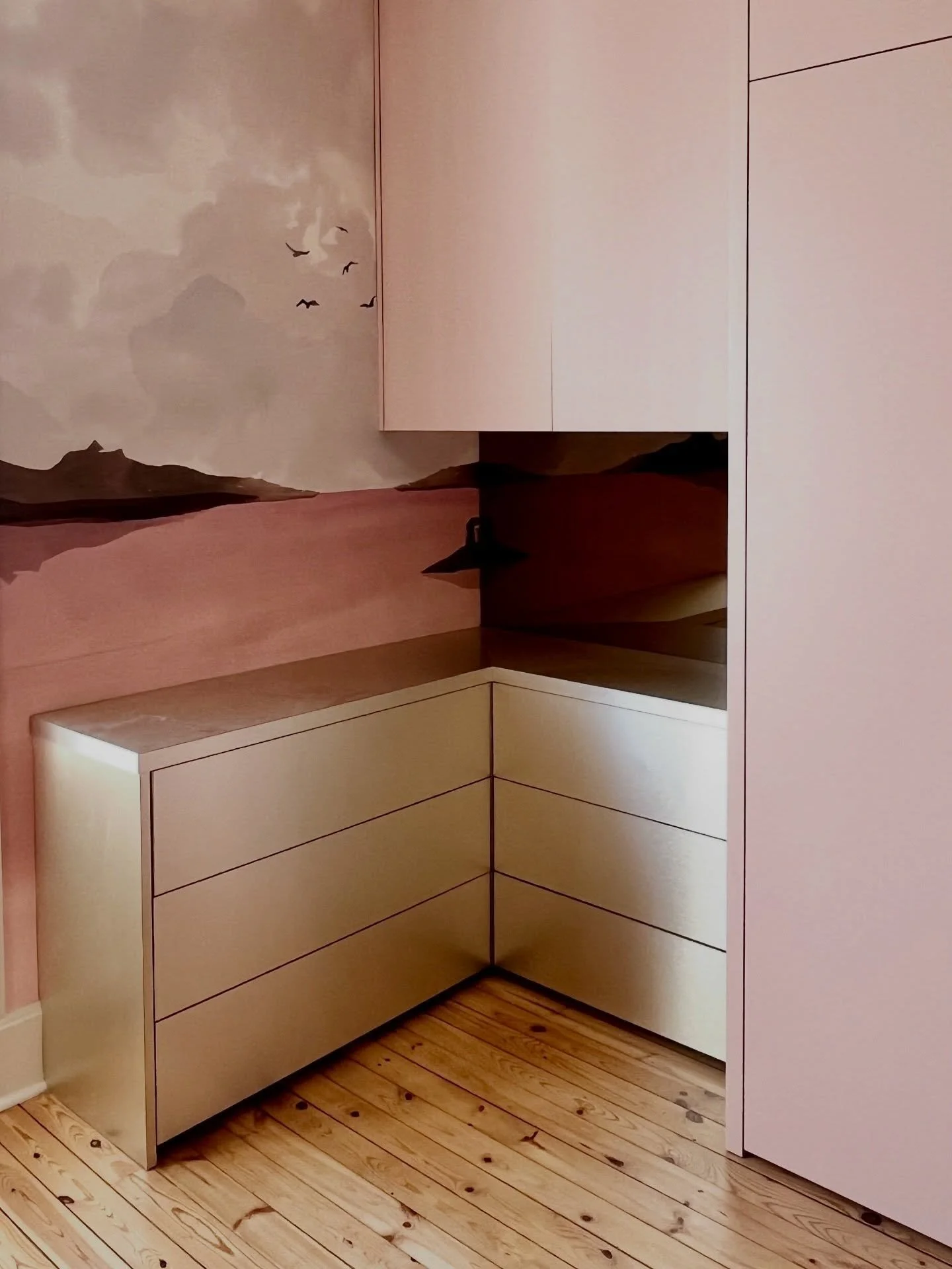 Ici, tout devient paysage et la mati&egrave;re dialogue avec la lumi&egrave;re. Un agencement 100% sur mesure, pens&eacute; pour ma cliente. Un &eacute;crin f&eacute;minin qui jongle entre la luminosit&eacute; du champagne et le rose poudr&eacute;. L