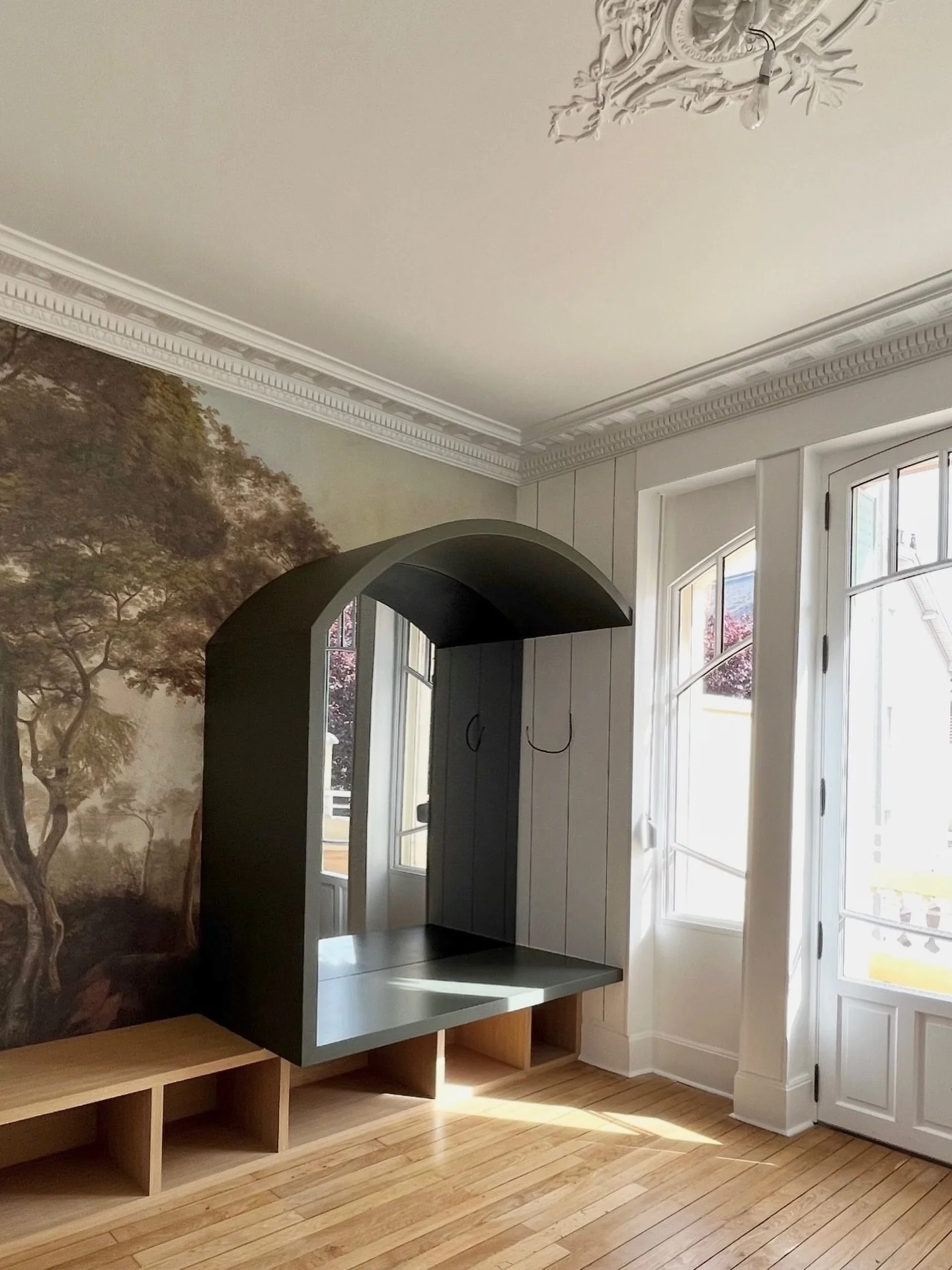 Ceci n&rsquo;est pas une 3D 😅 mais bien un des toutes derni&egrave;res r&eacute;alisations.
Un dialogue subtil entre moulures classiques, fresque intemporelle et une pi&egrave;ce de mobilier  sculpturale enti&egrave;rement pens&eacute;e sur mesure. 