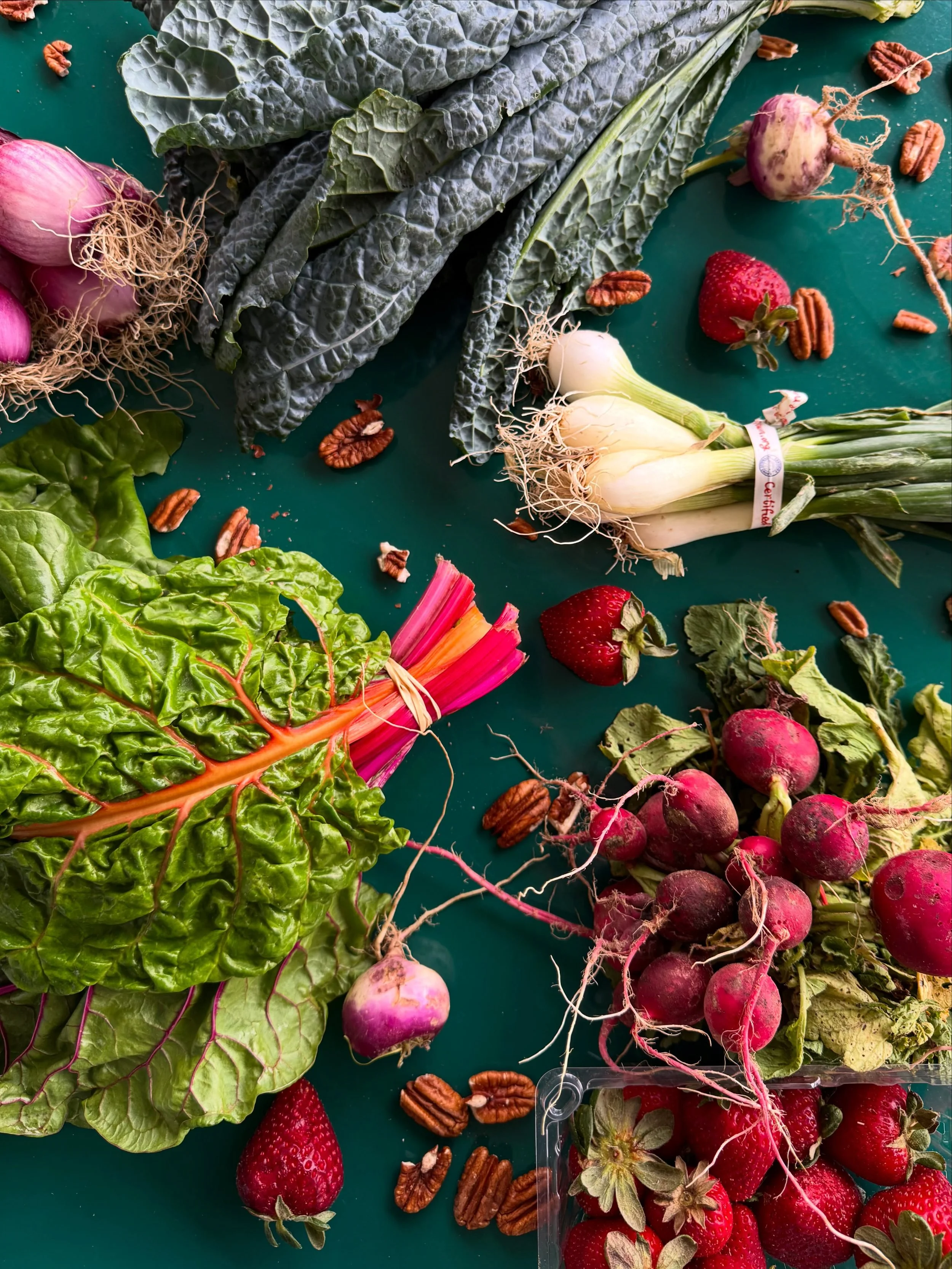 🍓 Check out what&rsquo;s local at Chicory! 🍓

🍓 strawberries from @clearcreekproduce and @cherrycreekorchards 

🥬 chard, kale and collard greens from @nativeson.farm 

🌱 pecans from @moonlakepecans 

🫜 purple top turnips and radishes from @fudg